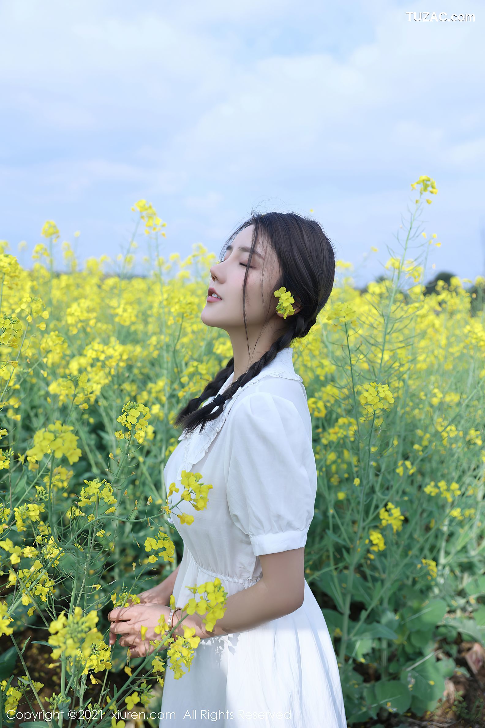 XiuRen秀人网-3276-夏西CiCi-花丛外拍主题-洁白短裙蕾丝内裤-2021.04.07