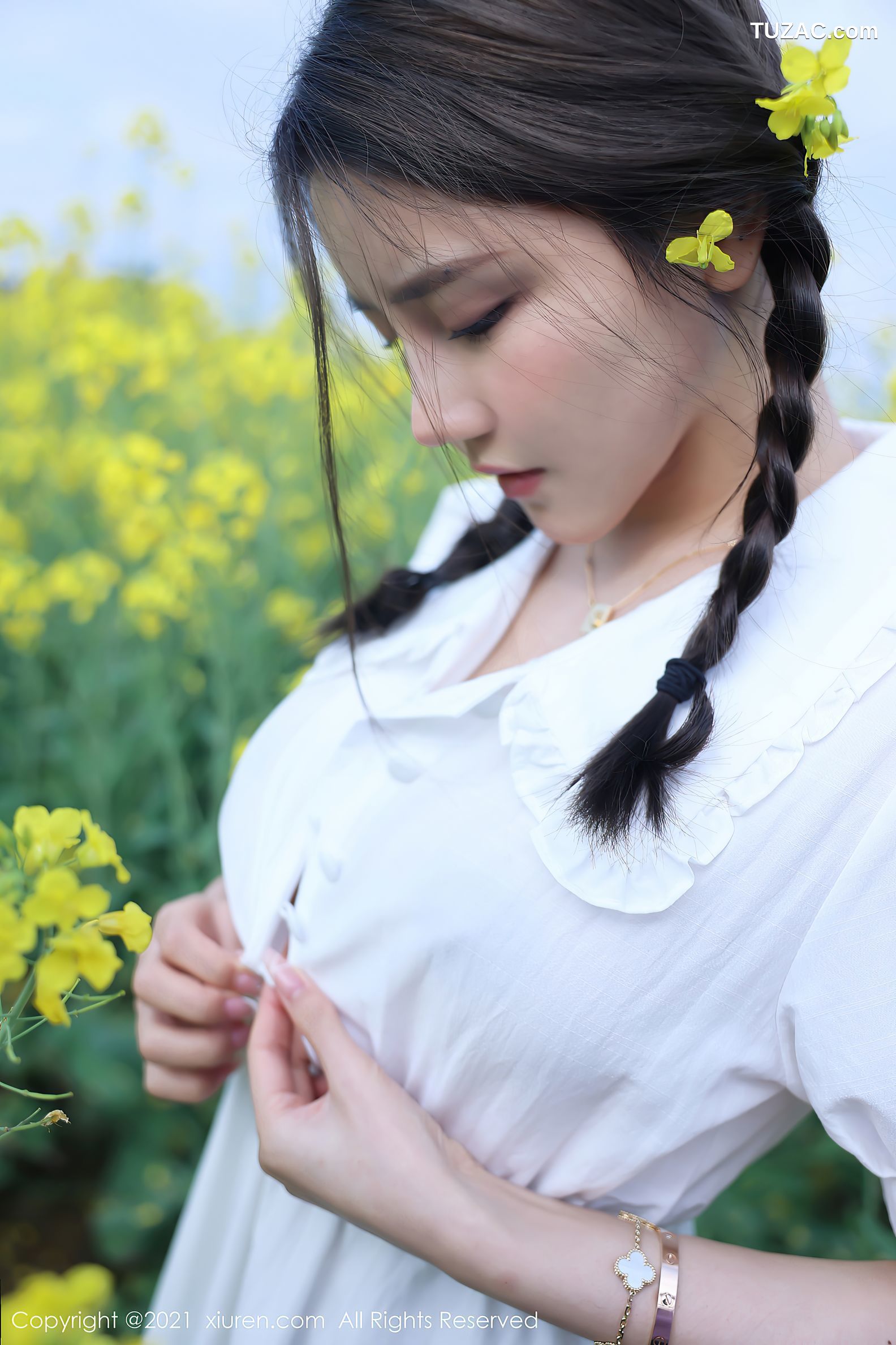 XiuRen秀人网-3276-夏西CiCi-花丛外拍主题-洁白短裙蕾丝内裤-2021.04.07