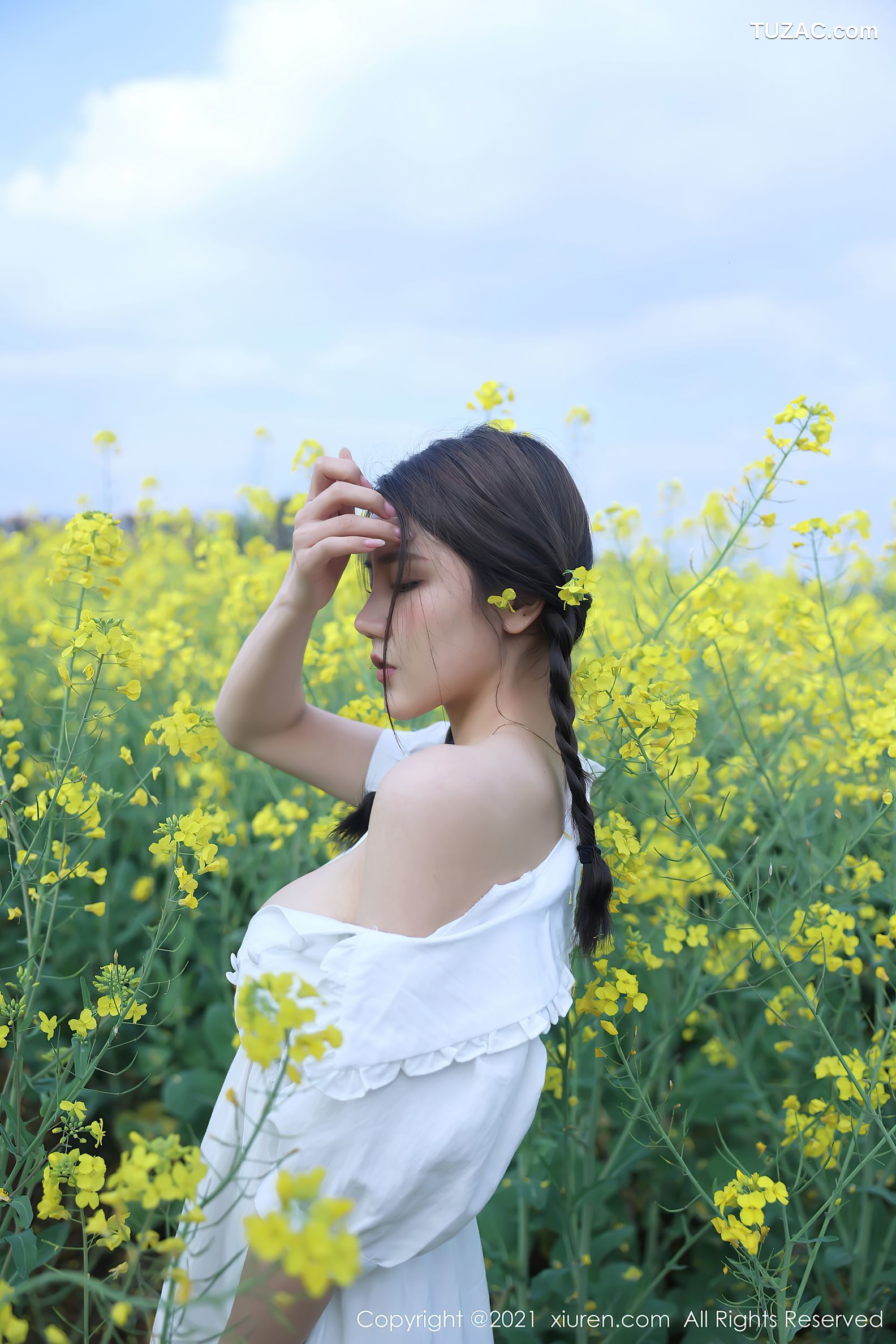 XiuRen秀人网-3276-夏西CiCi-花丛外拍主题-洁白短裙蕾丝内裤-2021.04.07