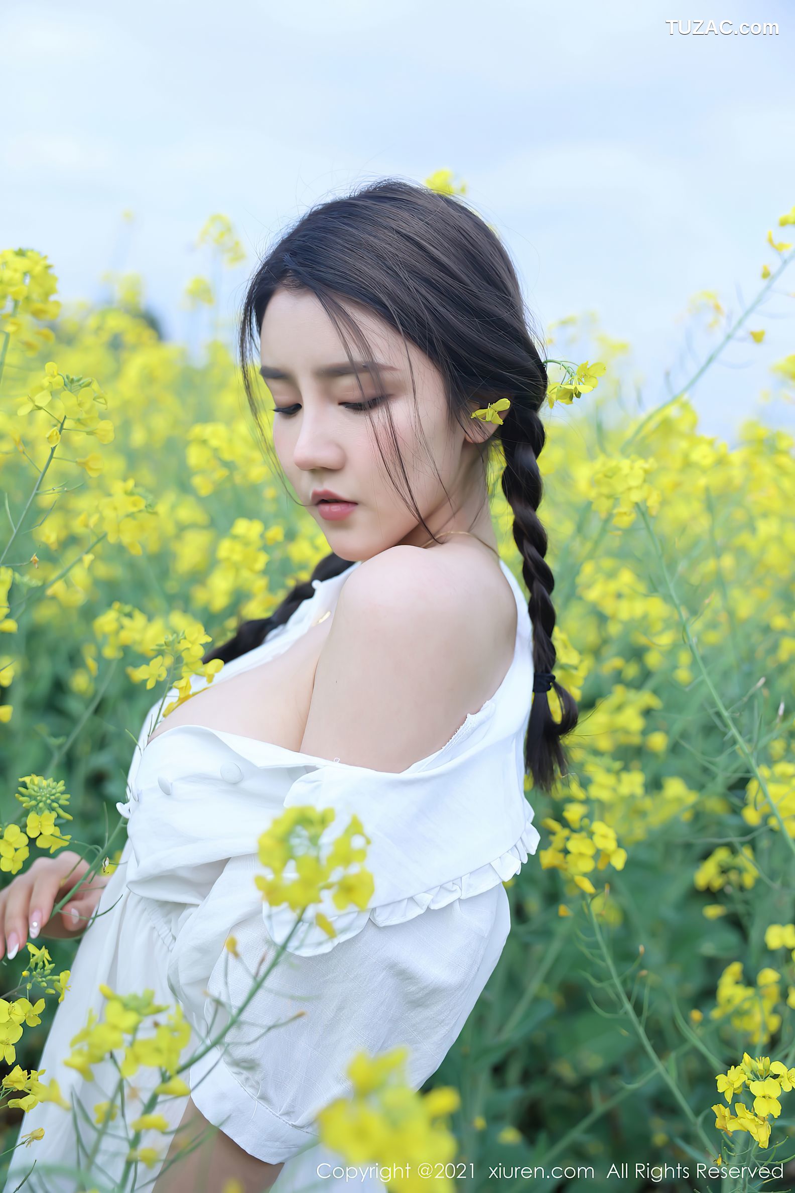 XiuRen秀人网-3276-夏西CiCi-花丛外拍主题-洁白短裙蕾丝内裤-2021.04.07