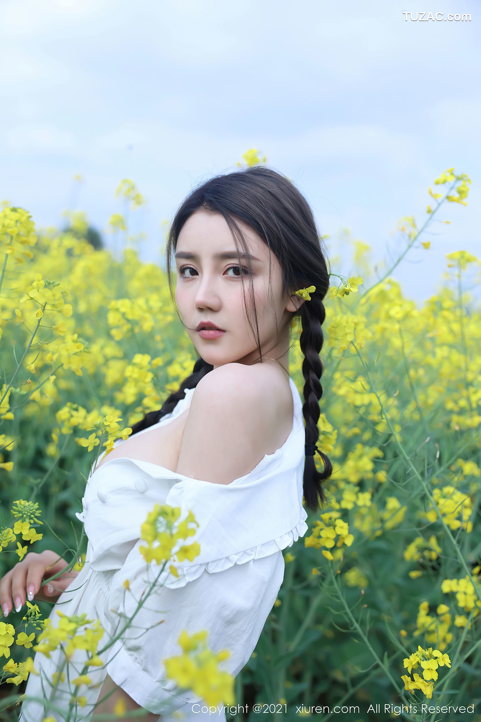 XiuRen秀人网-3276-夏西CiCi-花丛外拍主题-洁白短裙蕾丝内裤-2021.04.07