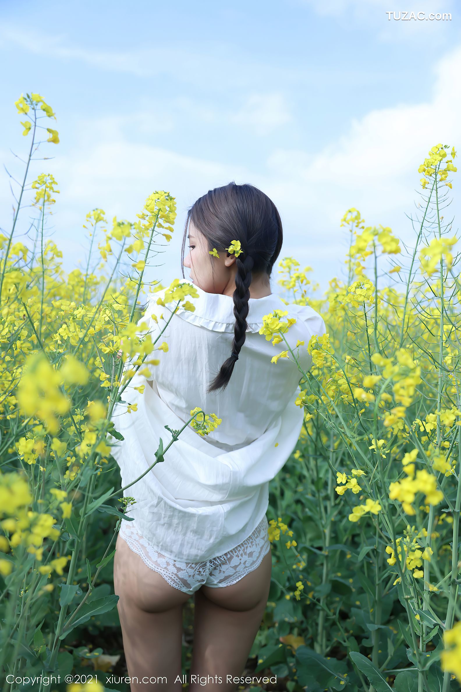 XiuRen秀人网-3276-夏西CiCi-花丛外拍主题-洁白短裙蕾丝内裤-2021.04.07