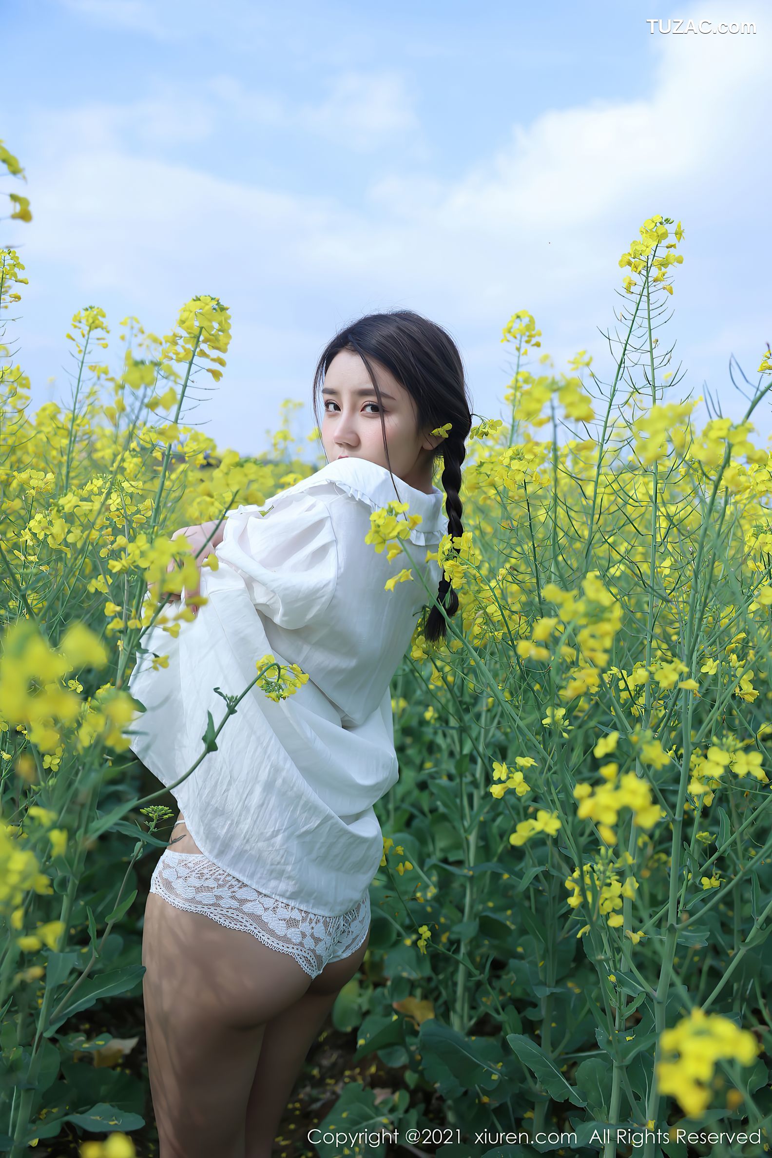 XiuRen秀人网-3276-夏西CiCi-花丛外拍主题-洁白短裙蕾丝内裤-2021.04.07