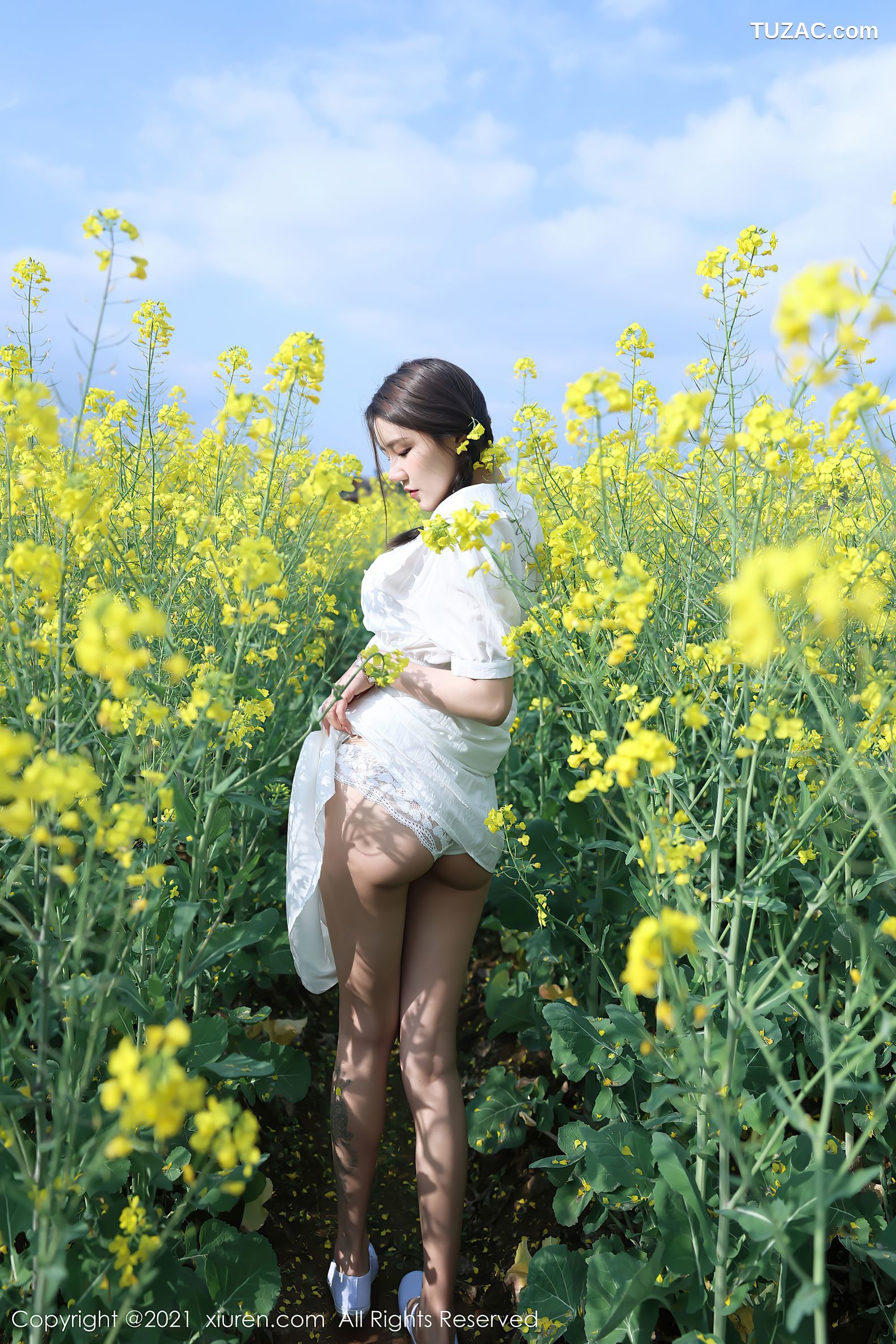 XiuRen秀人网-3276-夏西CiCi-花丛外拍主题-洁白短裙蕾丝内裤-2021.04.07