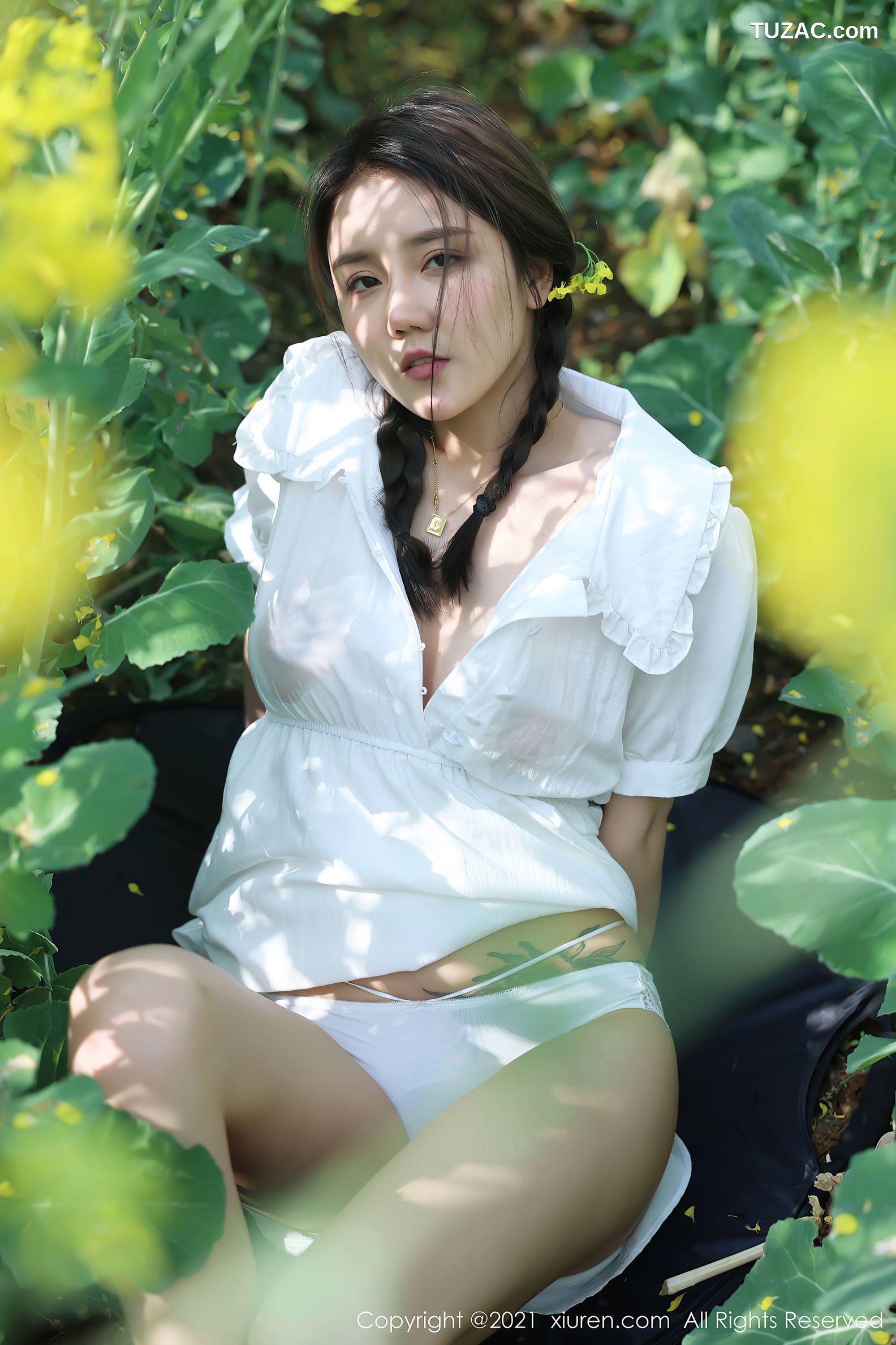 XiuRen秀人网-3276-夏西CiCi-花丛外拍主题-洁白短裙蕾丝内裤-2021.04.07
