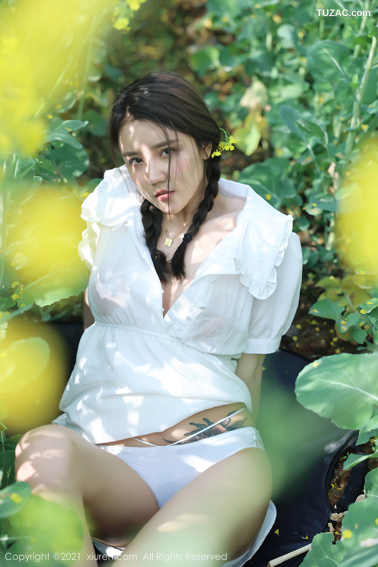XiuRen秀人网-3276-夏西CiCi-花丛外拍主题-洁白短裙蕾丝内裤-2021.04.07