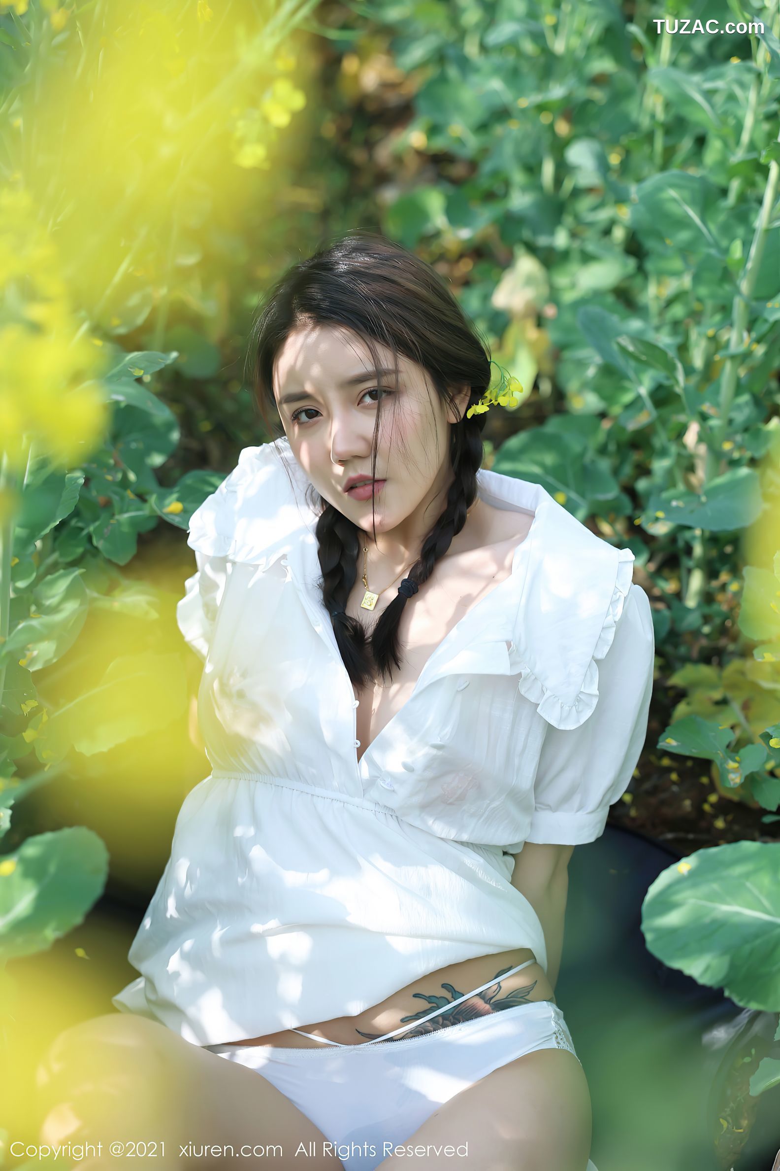 XiuRen秀人网-3276-夏西CiCi-花丛外拍主题-洁白短裙蕾丝内裤-2021.04.07