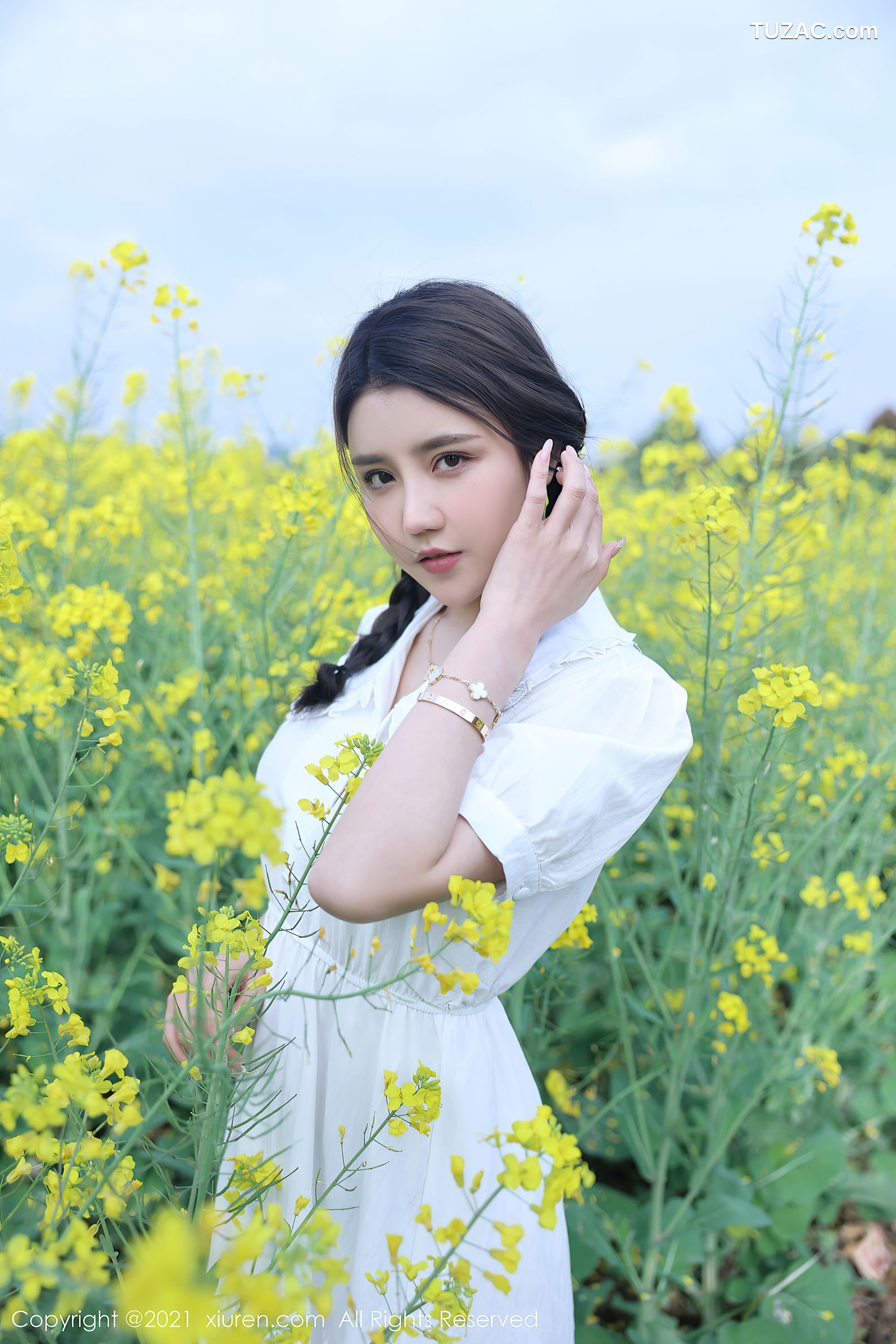 XiuRen秀人网-3276-夏西CiCi-花丛外拍主题-洁白短裙蕾丝内裤-2021.04.07