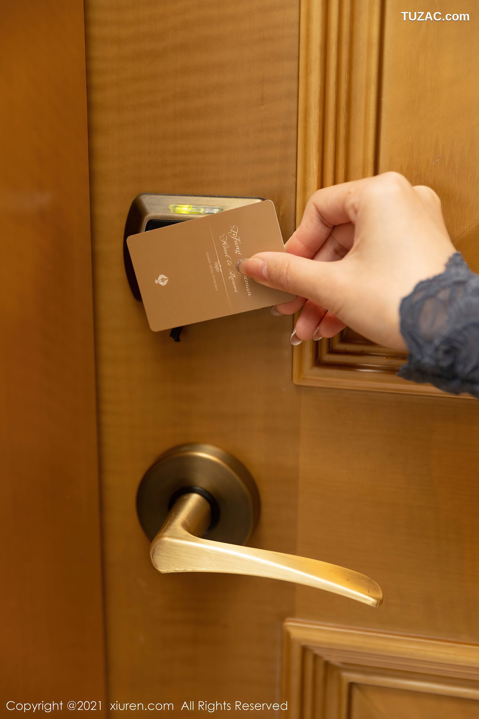 XiuRen秀人网-3301-周于希Sandy-厦门旅拍-看房剧情主题黑丝魅惑-2021.04.13