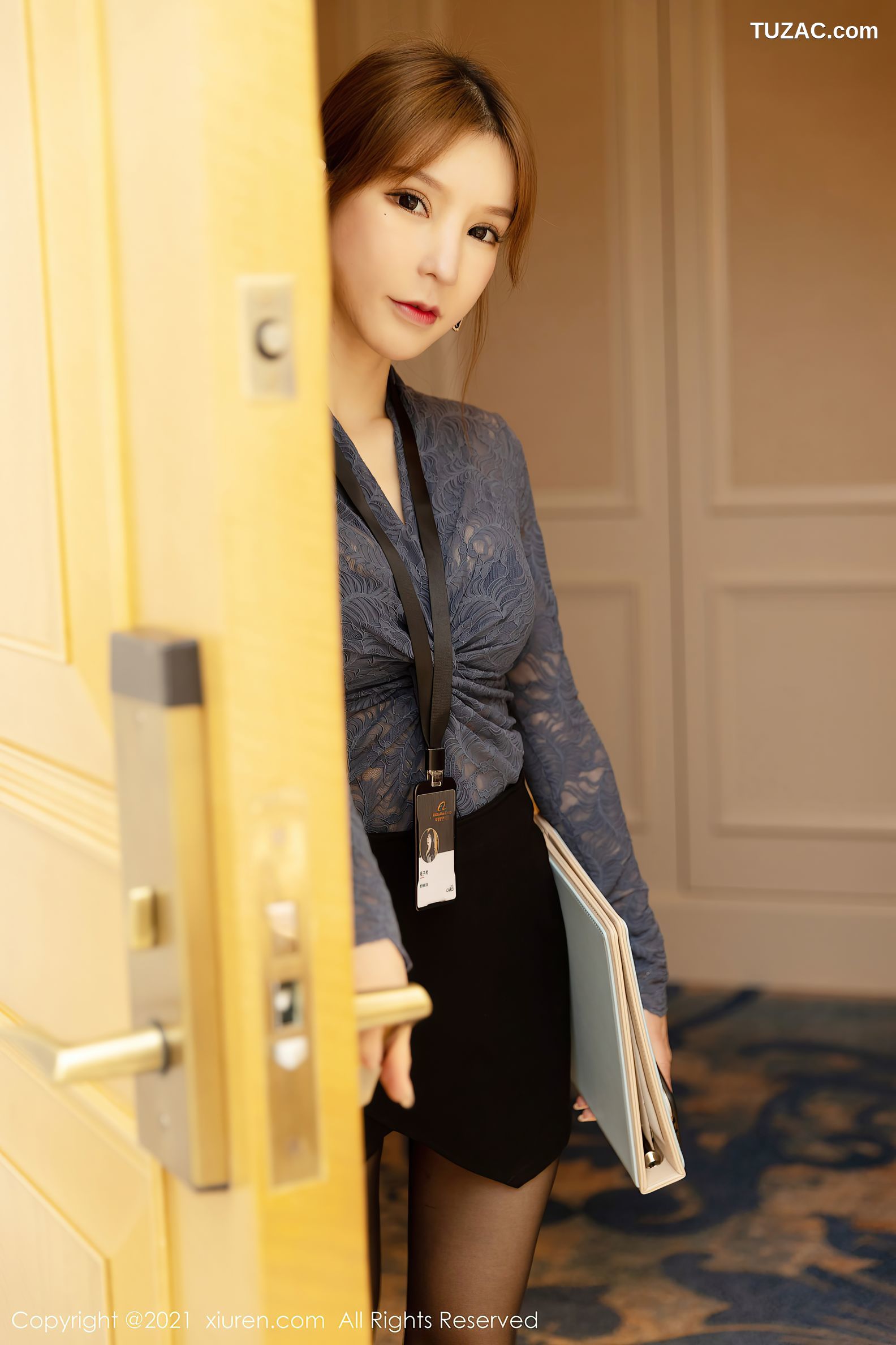 XiuRen秀人网-3301-周于希Sandy-厦门旅拍-看房剧情主题黑丝魅惑-2021.04.13