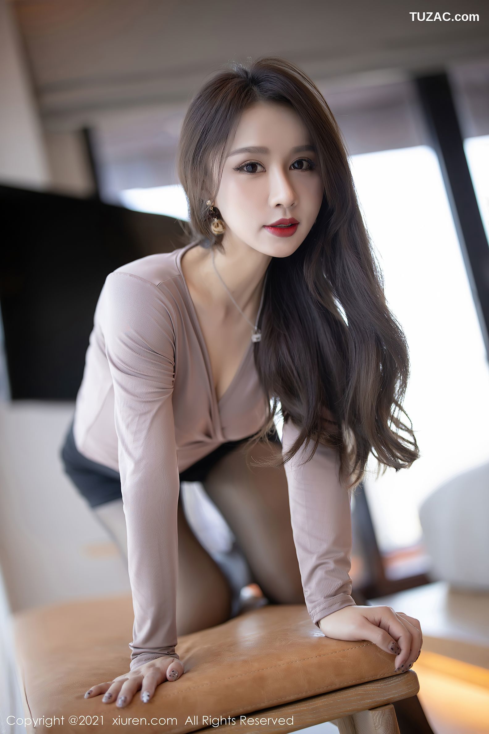 XiuRen秀人网-3316-徐安安-三亚旅拍-短裙OL主题黑丝-2021.04.19