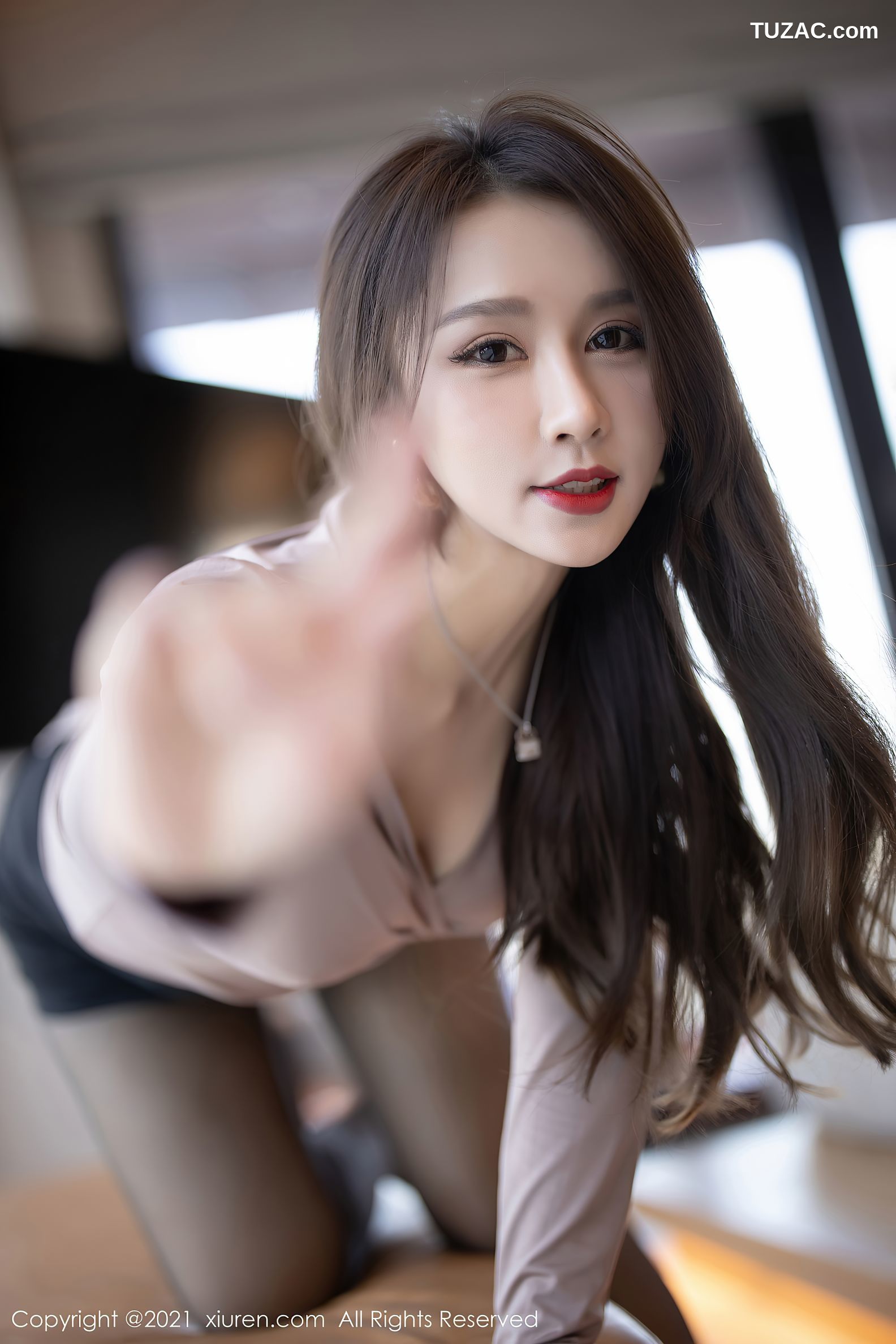 XiuRen秀人网-3316-徐安安-三亚旅拍-短裙OL主题黑丝-2021.04.19