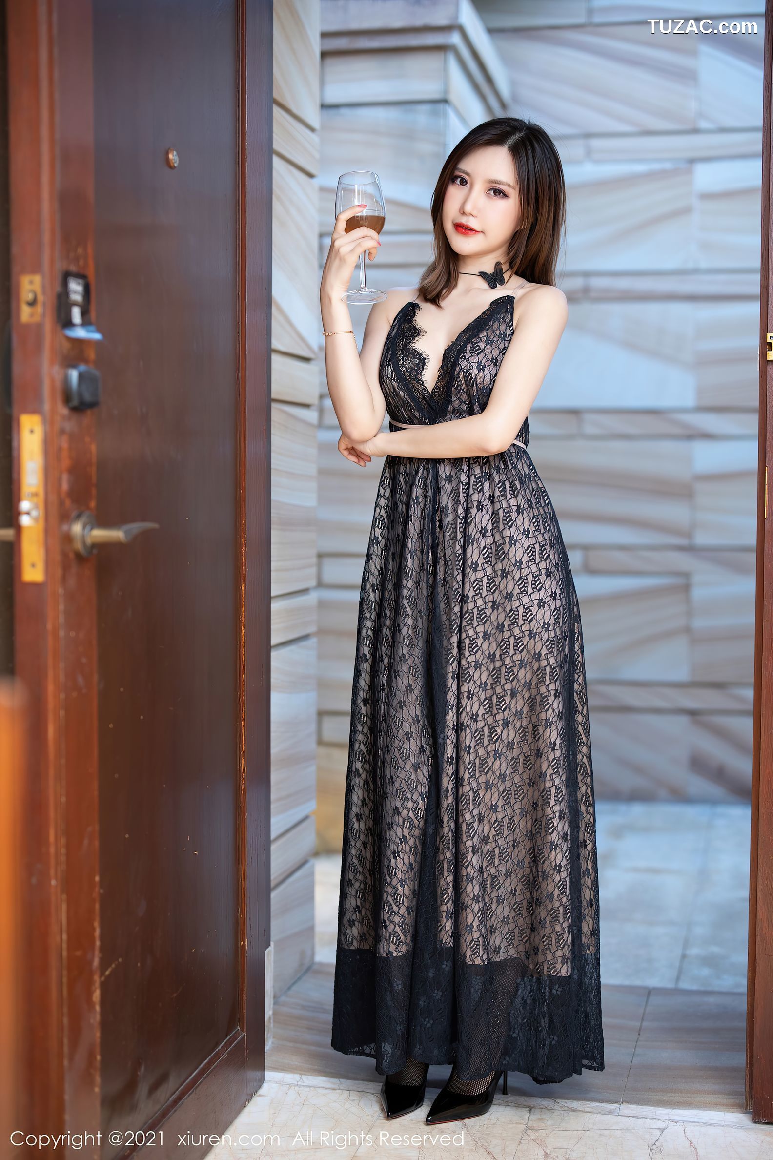 XiuRen秀人网-3349-绮里嘉Carina-心愿旅拍-红色蕾丝内衣黑丝网袜-2021.04.26