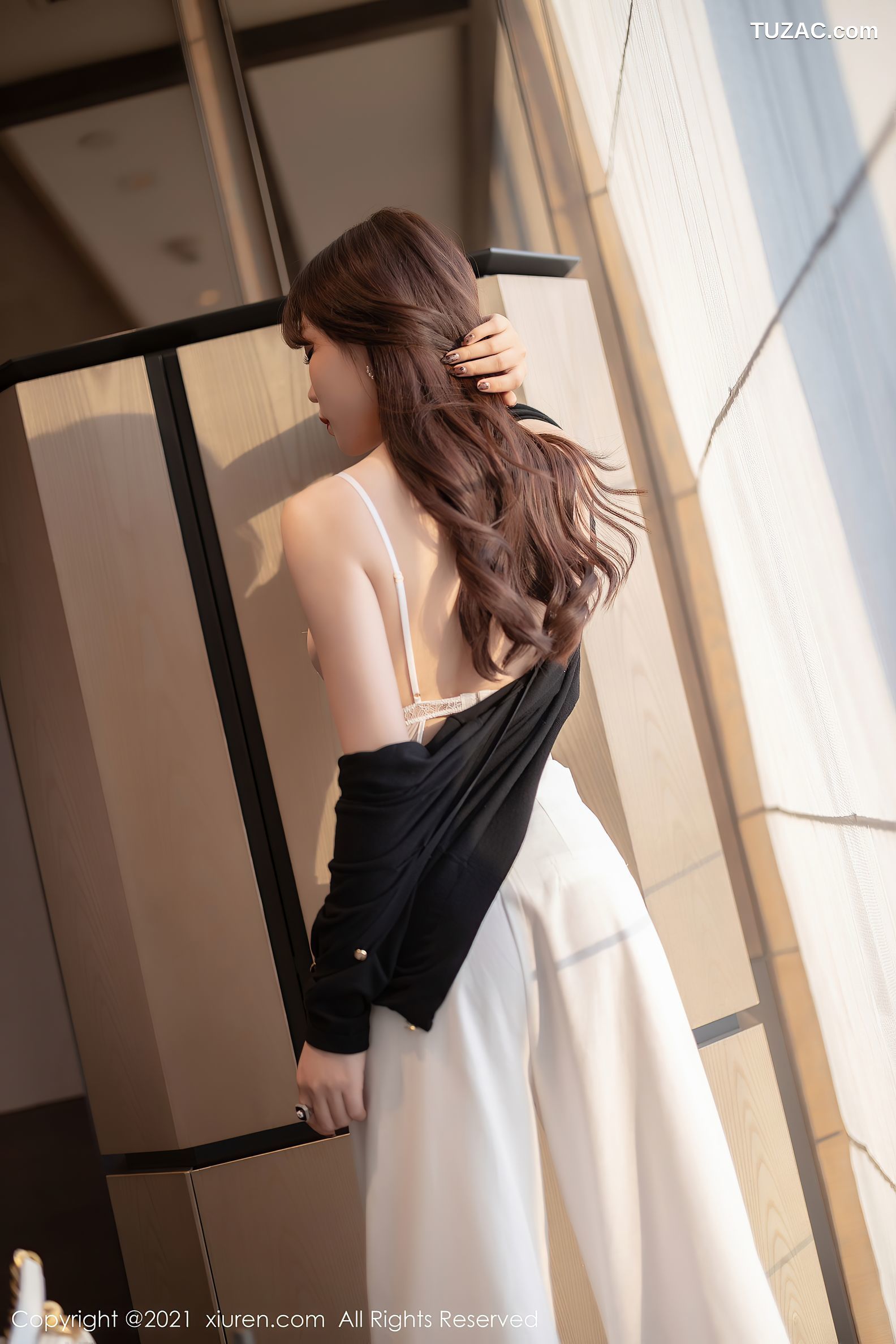 XiuRen秀人网-3367-芝芝Booty-白色精致镂空内衣白丝吊带袜-2021.04.29