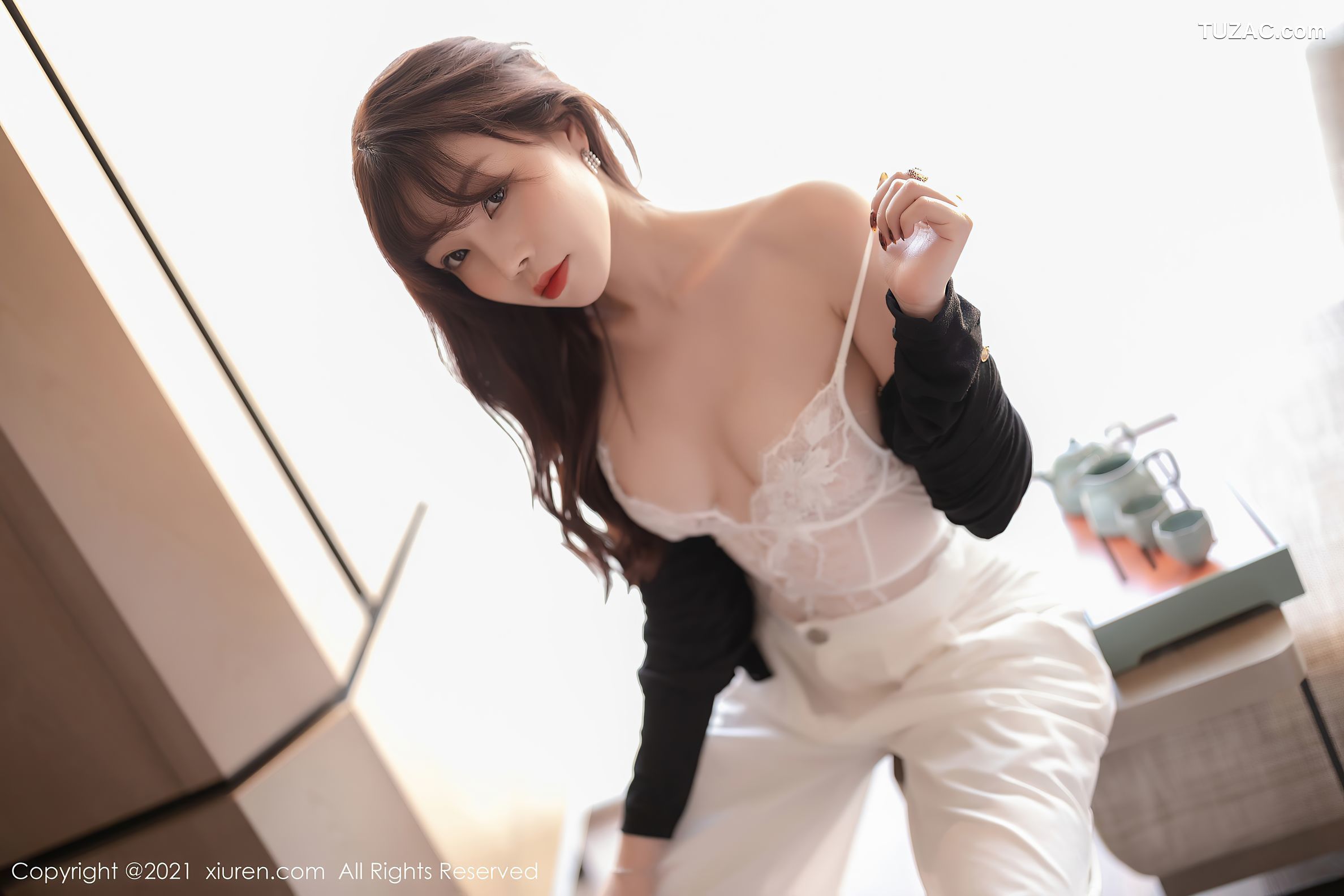 XiuRen秀人网-3367-芝芝Booty-白色精致镂空内衣白丝吊带袜-2021.04.29