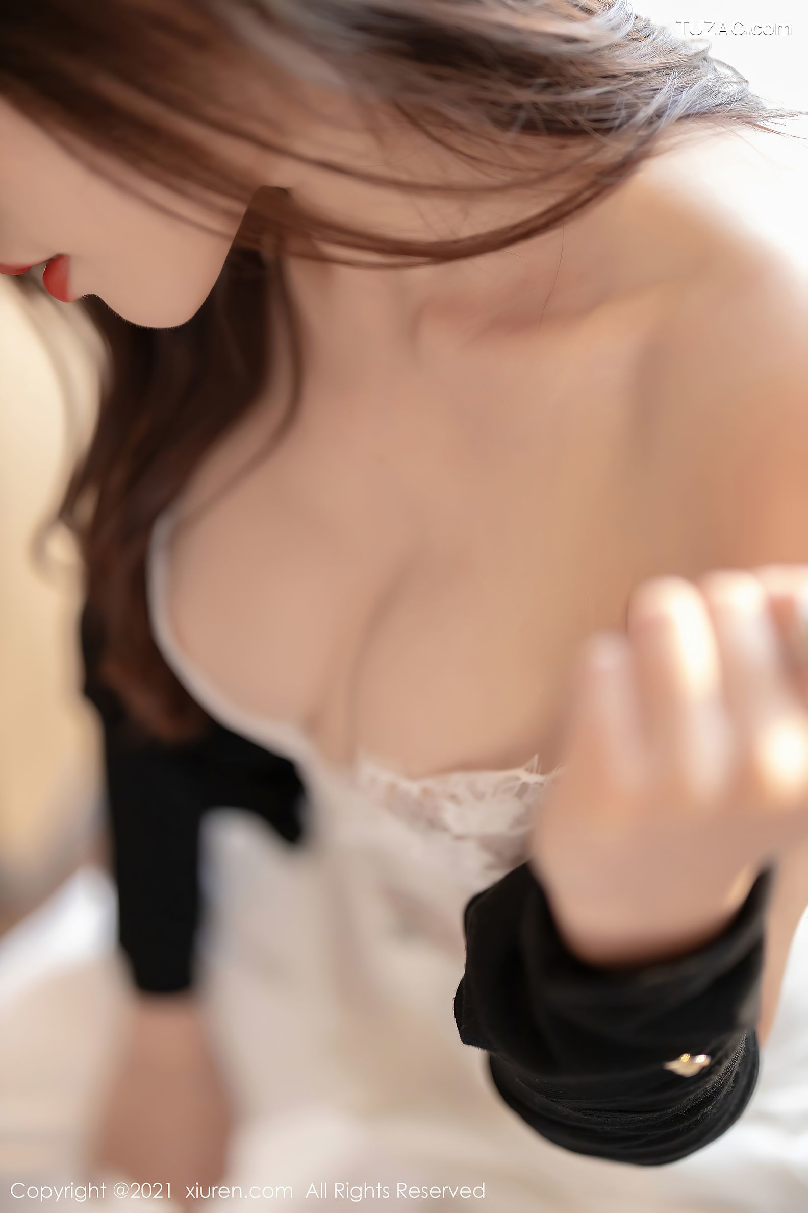 XiuRen秀人网-3367-芝芝Booty-白色精致镂空内衣白丝吊带袜-2021.04.29