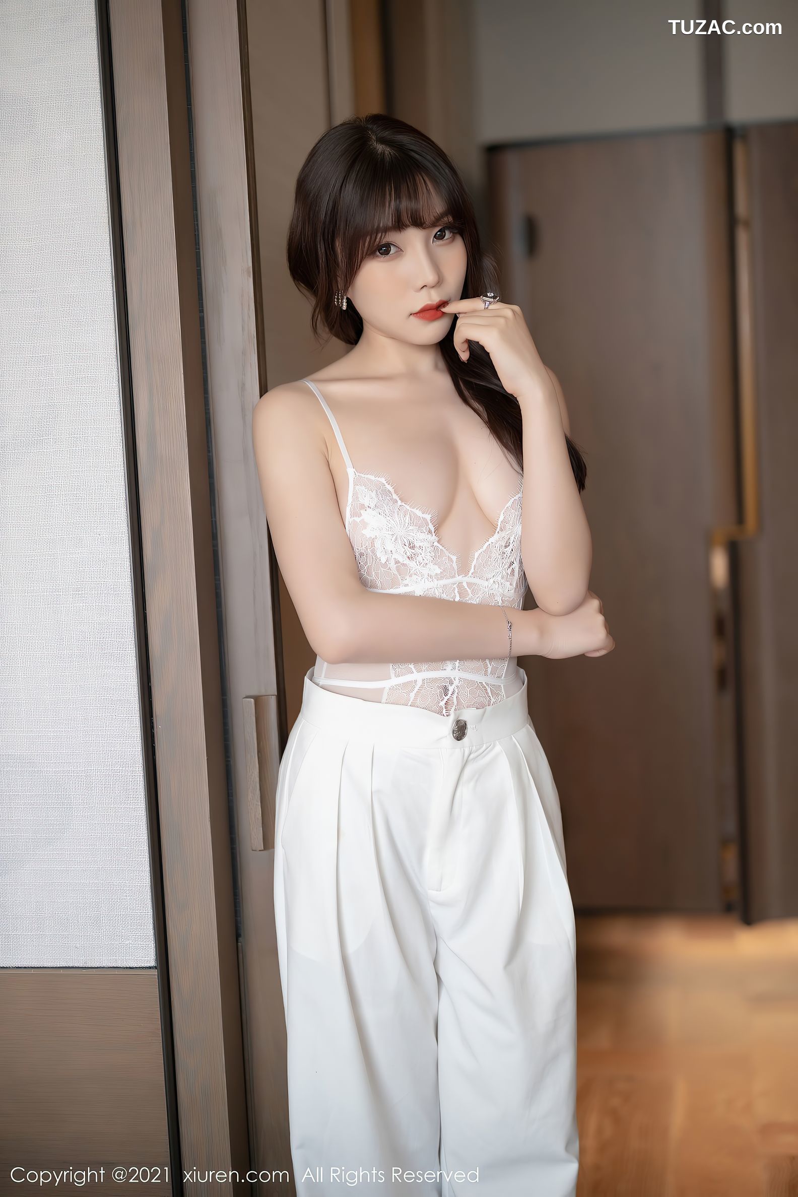 XiuRen秀人网-3367-芝芝Booty-白色精致镂空内衣白丝吊带袜-2021.04.29