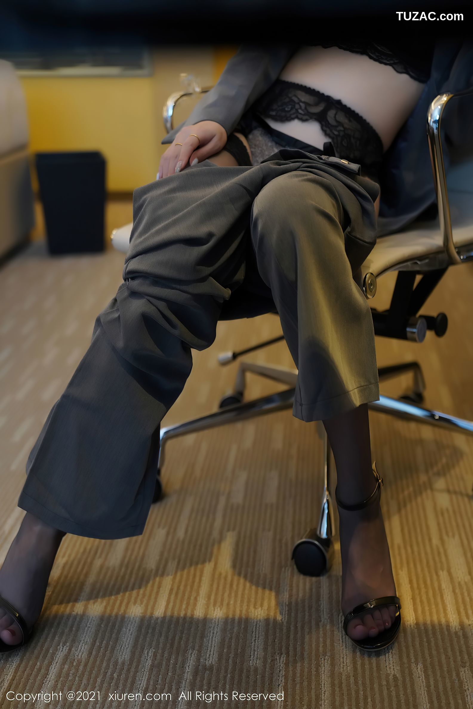XiuRen秀人网-3368-周慕汐baby-制服黑色蕾丝内衣蕾丝吊带袜-2021.04.30