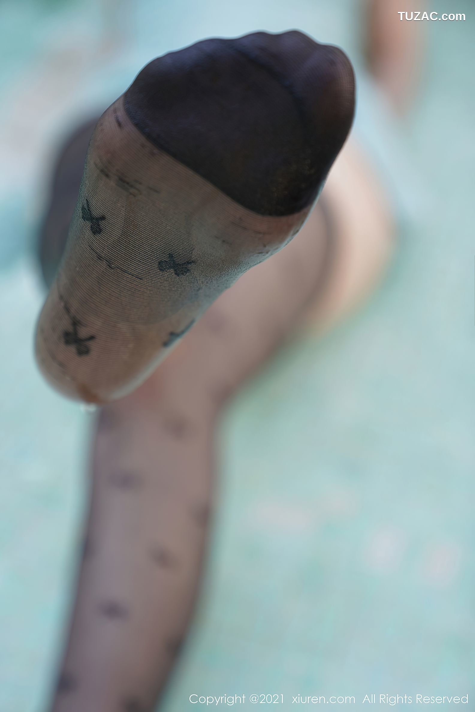 XiuRen秀人网-3417-张雨萌-江浙沪旅拍-室外泳池主题黑丝-2021.05.17