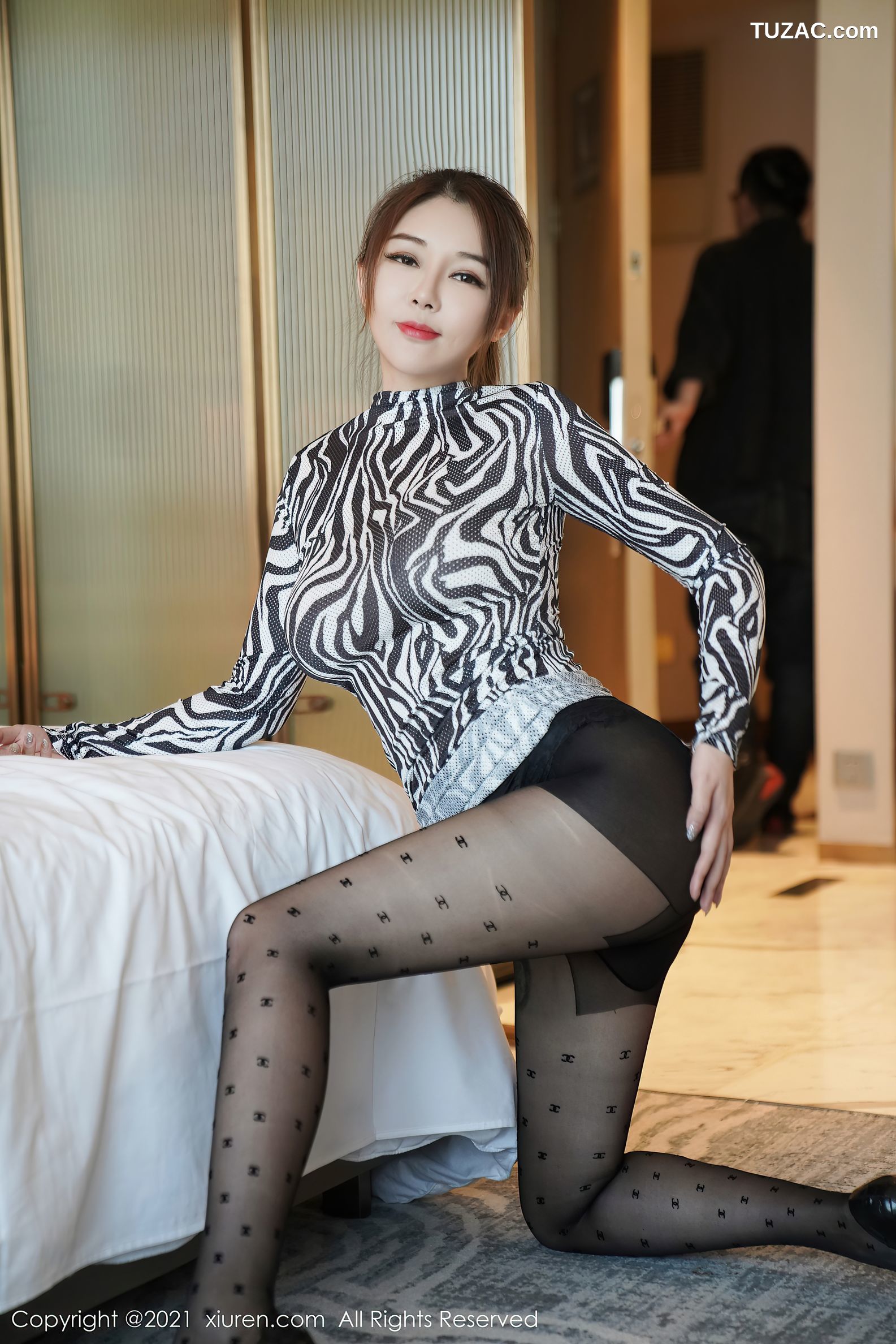 XiuRen秀人网-3424-凯竹廿十-狂野白色豹纹服饰超薄黑丝-2021.05.18