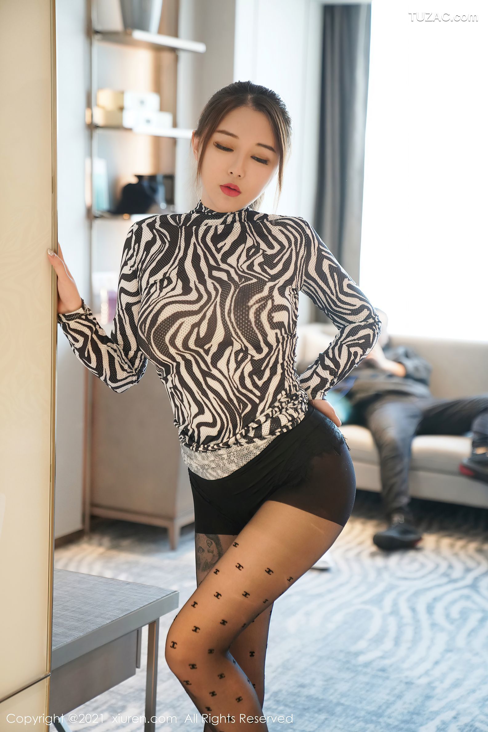 XiuRen秀人网-3424-凯竹廿十-狂野白色豹纹服饰超薄黑丝-2021.05.18