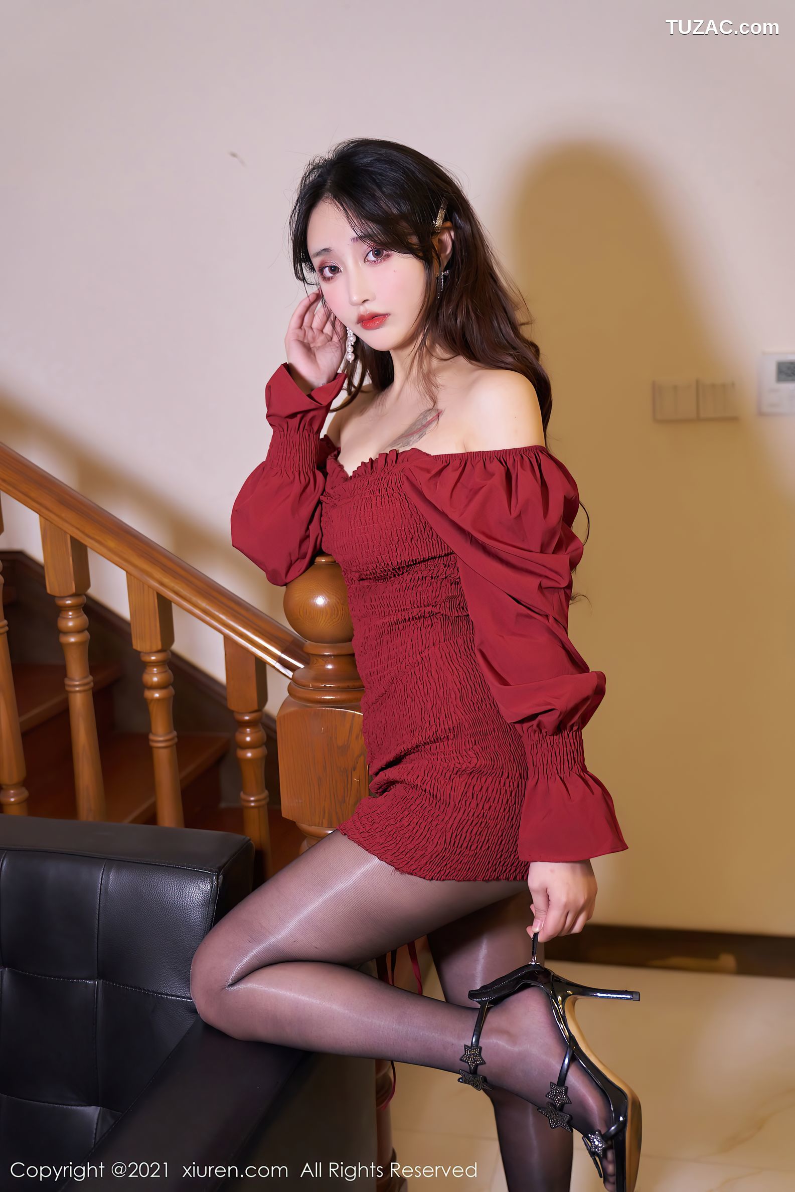 XiuRen秀人网-3476-林子欣Freya-心愿旅拍-深V抹胸短裙黑丝-2021.05.28