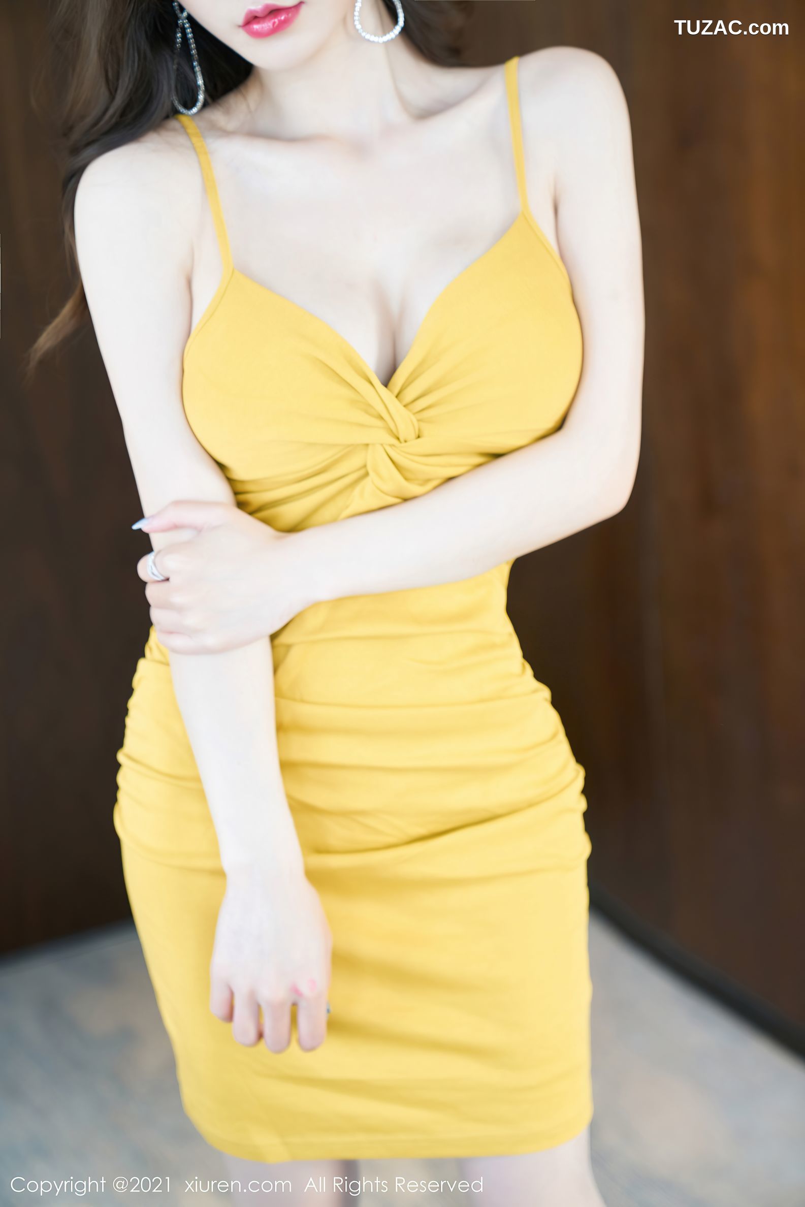 XiuRen秀人网-3508-周于希Sandy-杭州心愿旅拍-轻薄吊带裙半撩翘臀-2021.06.04