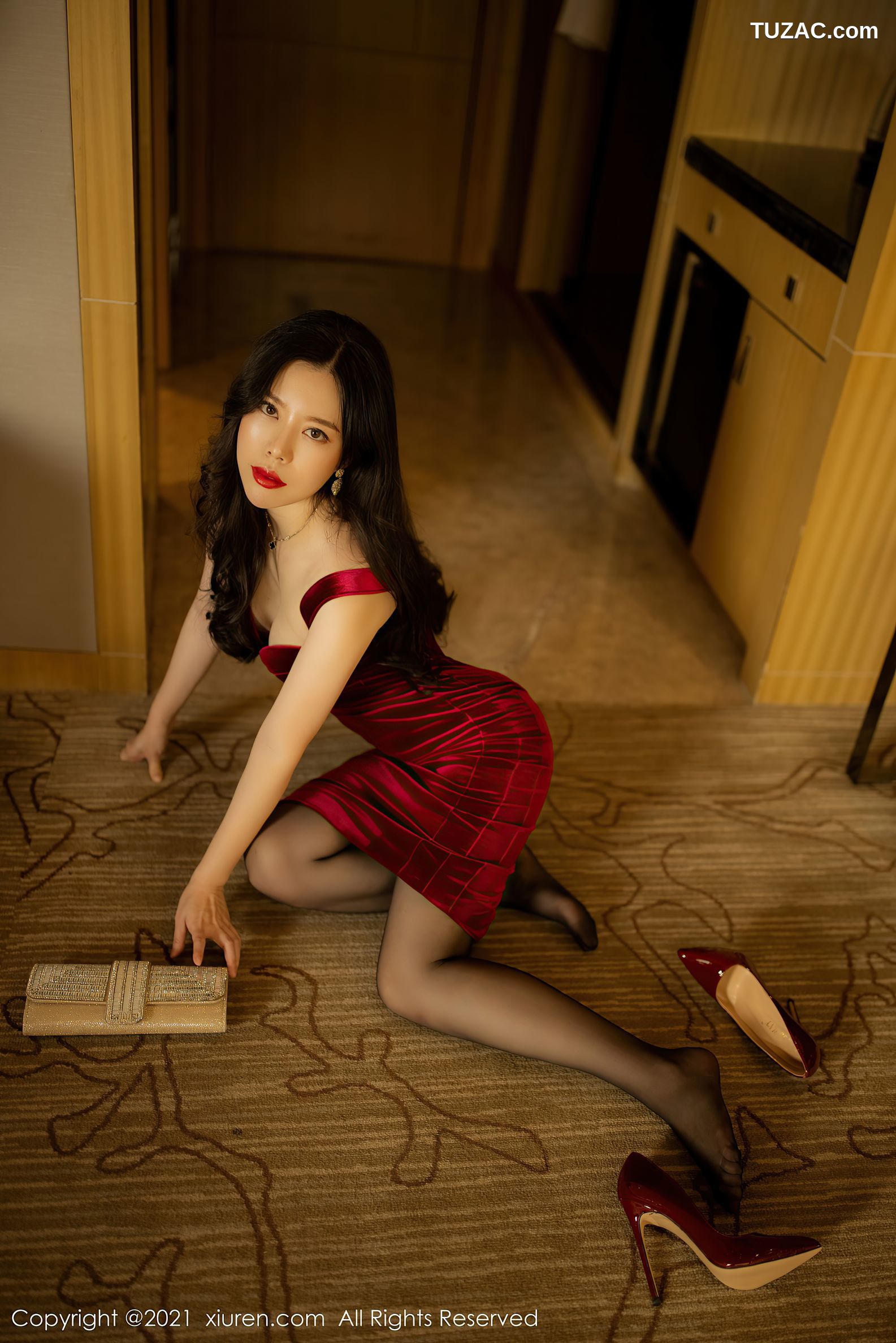 XiuRen秀人网-3515-白茹雪Abby-典雅红色吊带裙黑丝裤袜-2021.06.08