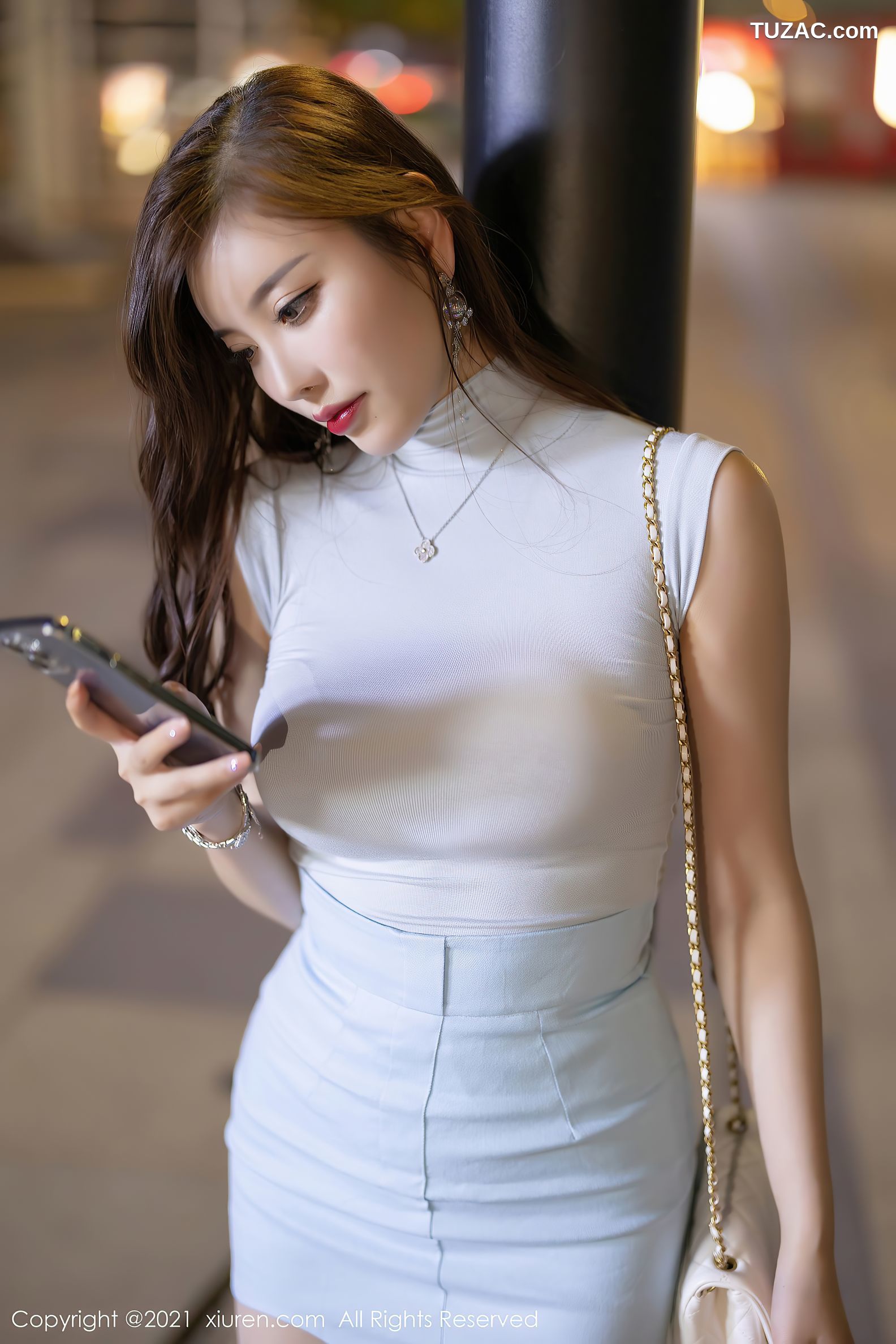 XiuRen秀人网-3520-杨晨晨Sugar-白色真空连衣短裙街拍-2021.06.08