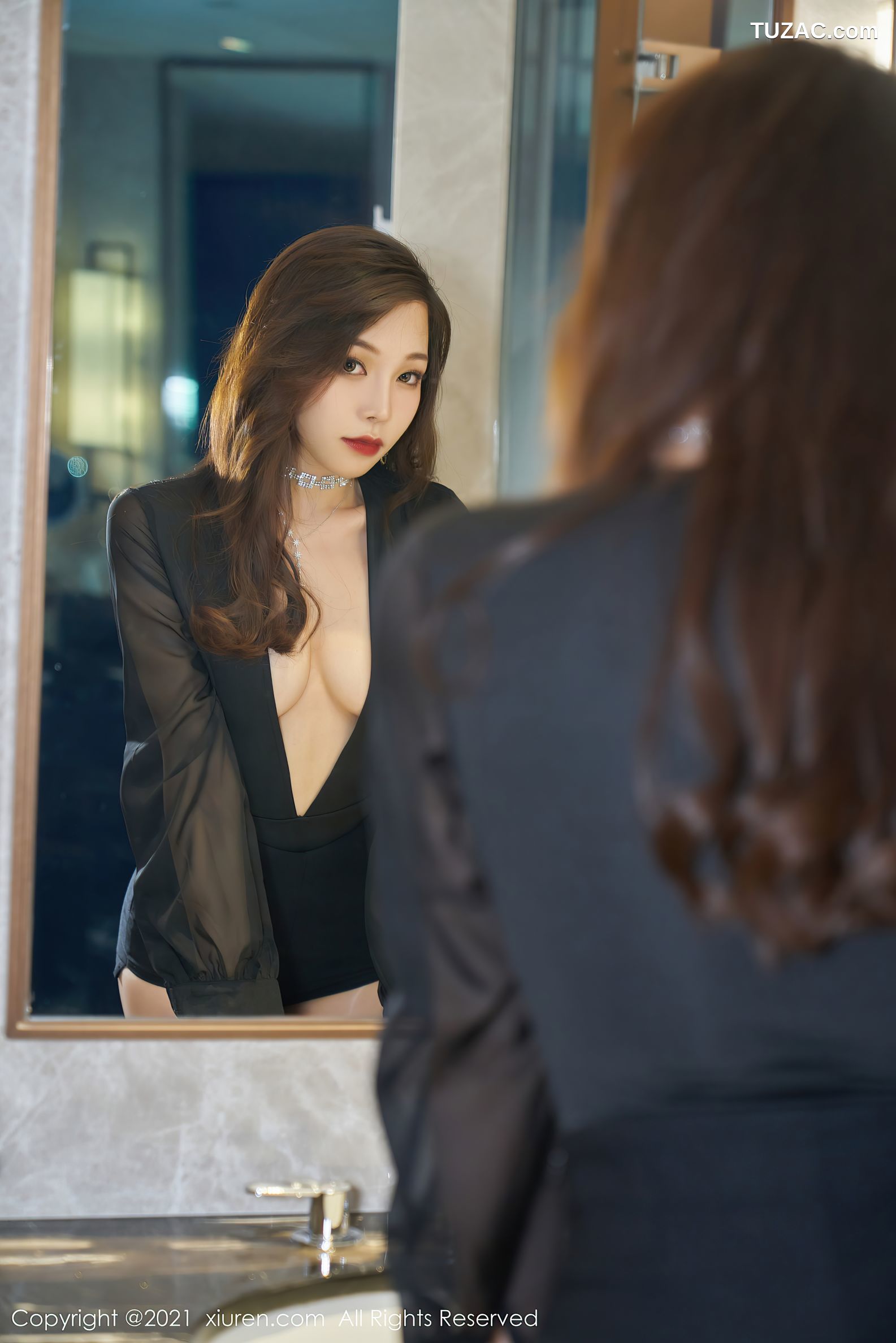 XiuRen秀人网-3524-芝芝Booty-黑色深V连体衣闪亮肉丝-2021.06.09