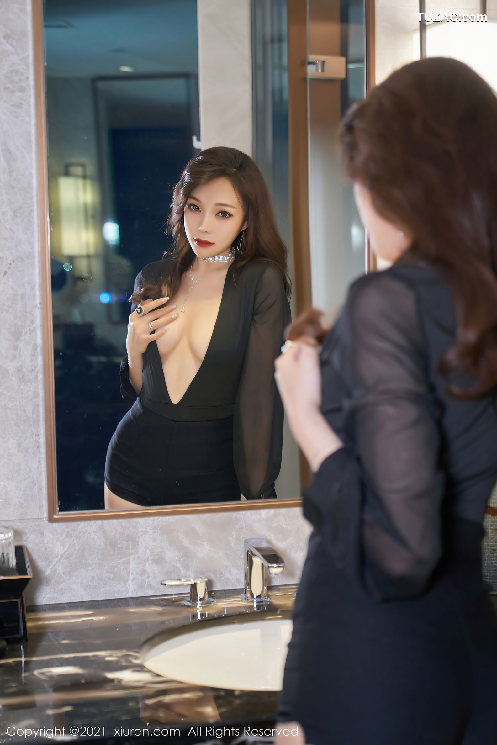 XiuRen秀人网-3524-芝芝Booty-黑色深V连体衣闪亮肉丝-2021.06.09