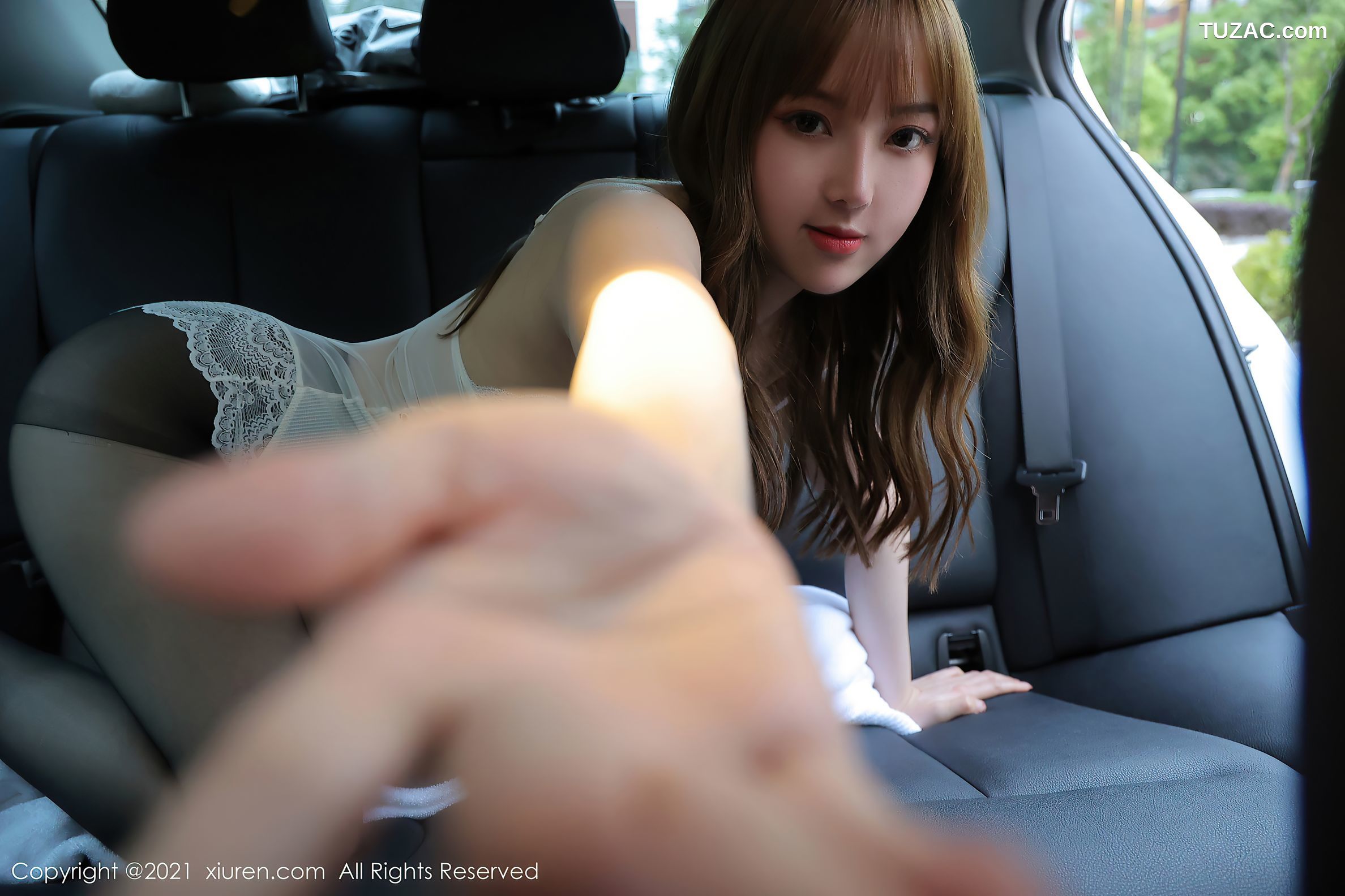 XiuRen秀人网-3534-豆瓣酱-车拍系列-高叉连体衣低胸傲人豪乳-2021.06.11