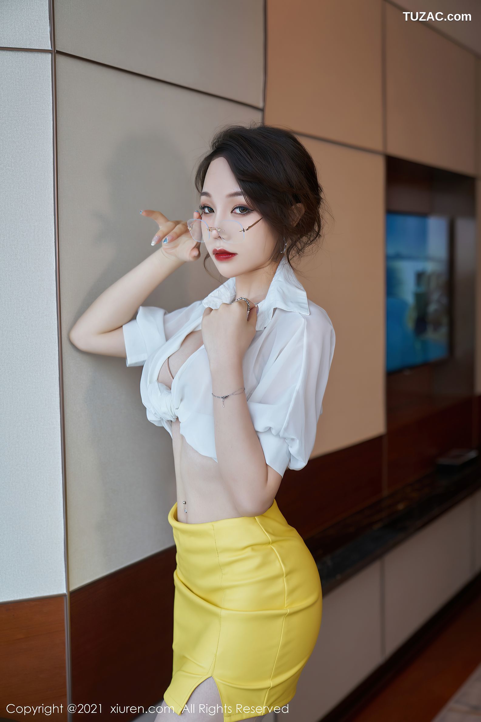 XiuRen秀人网-3543-芝芝Booty-职场眼镜OL主题短裙肉丝裤袜-2021.06.15