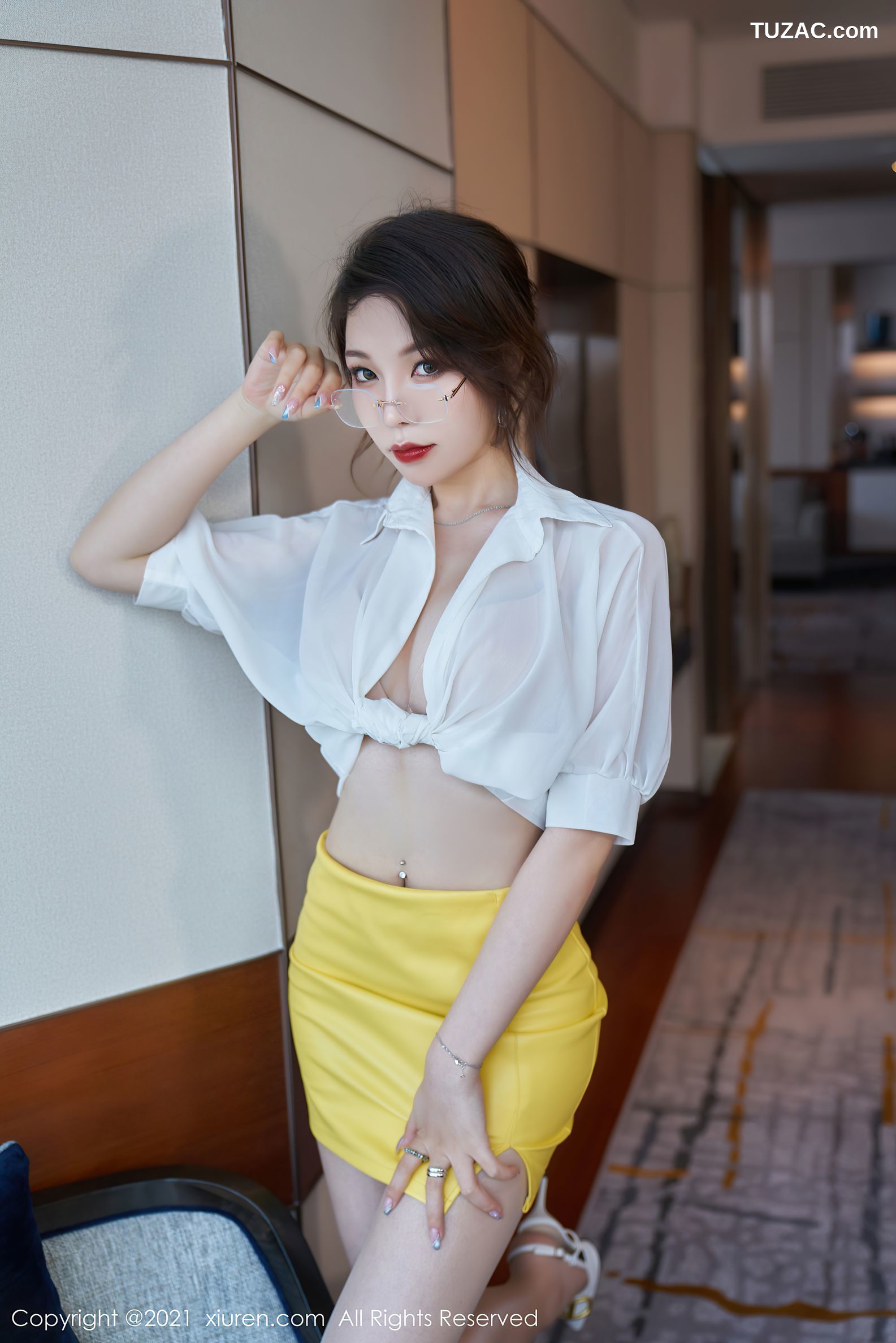 XiuRen秀人网-3543-芝芝Booty-职场眼镜OL主题短裙肉丝裤袜-2021.06.15