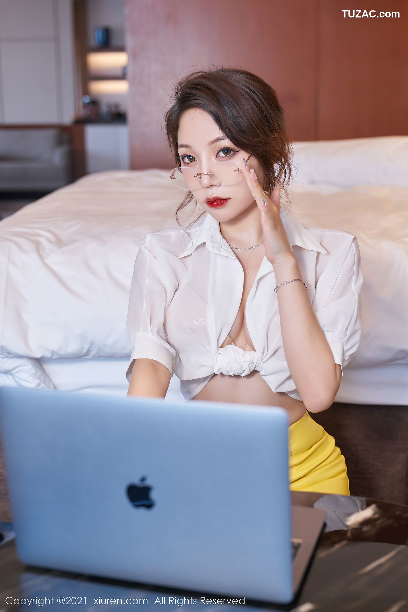 XiuRen秀人网-3543-芝芝Booty-职场眼镜OL主题短裙肉丝裤袜-2021.06.15