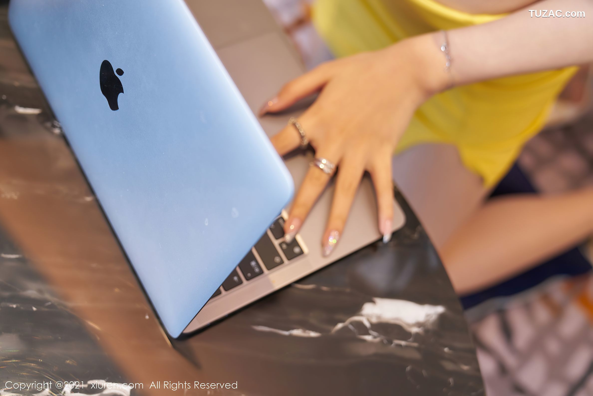 XiuRen秀人网-3543-芝芝Booty-职场眼镜OL主题短裙肉丝裤袜-2021.06.15