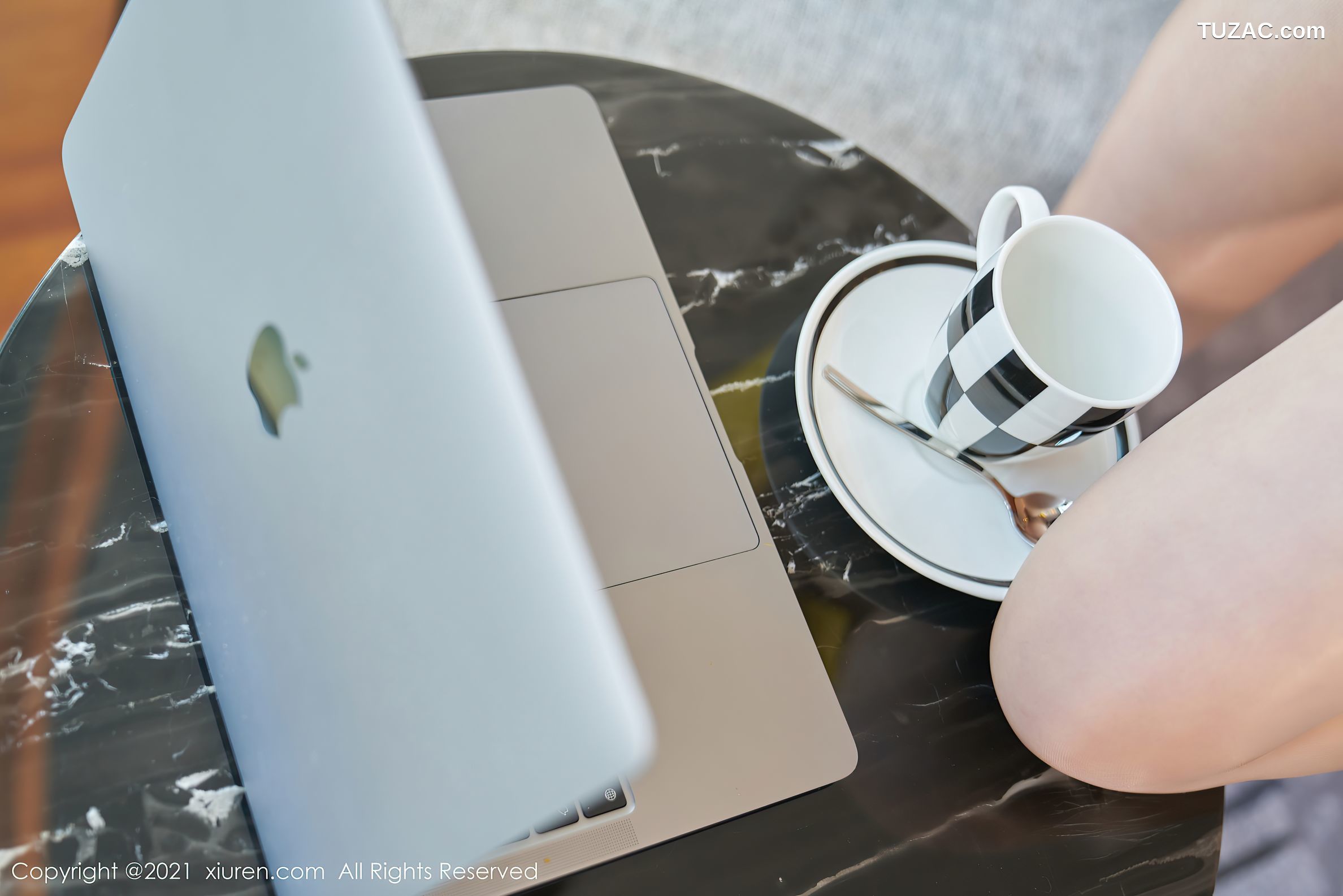 XiuRen秀人网-3543-芝芝Booty-职场眼镜OL主题短裙肉丝裤袜-2021.06.15