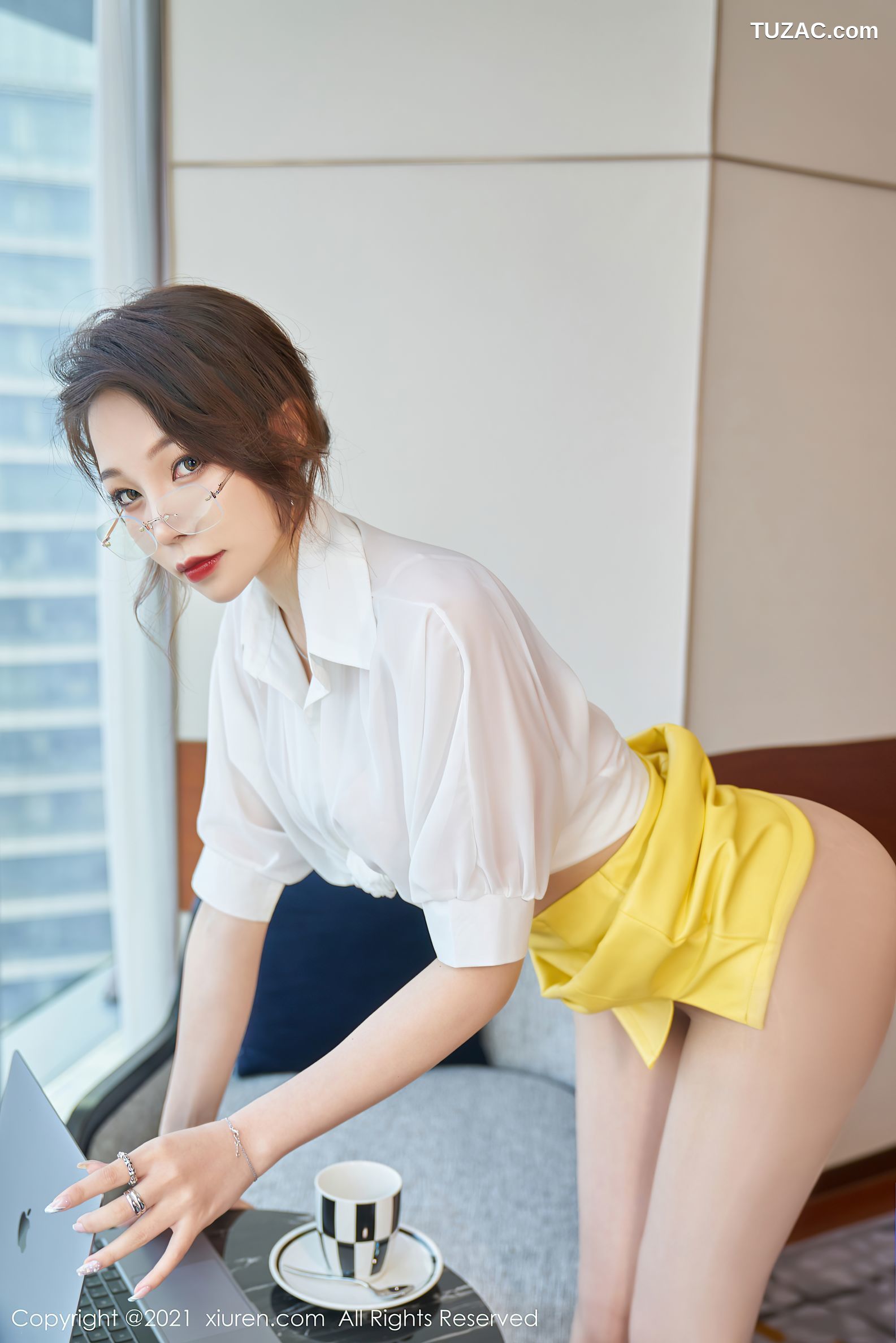 XiuRen秀人网-3543-芝芝Booty-职场眼镜OL主题短裙肉丝裤袜-2021.06.15