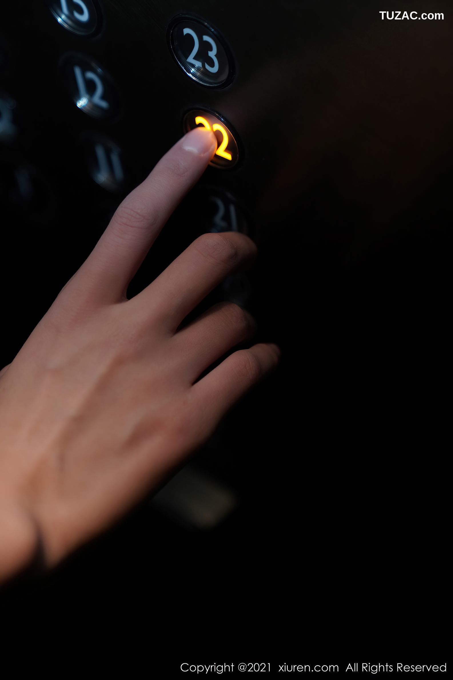 XiuRen秀人网-3546-葛征-北京旅拍-职场制服街拍主题性感内衣-2021.06.16