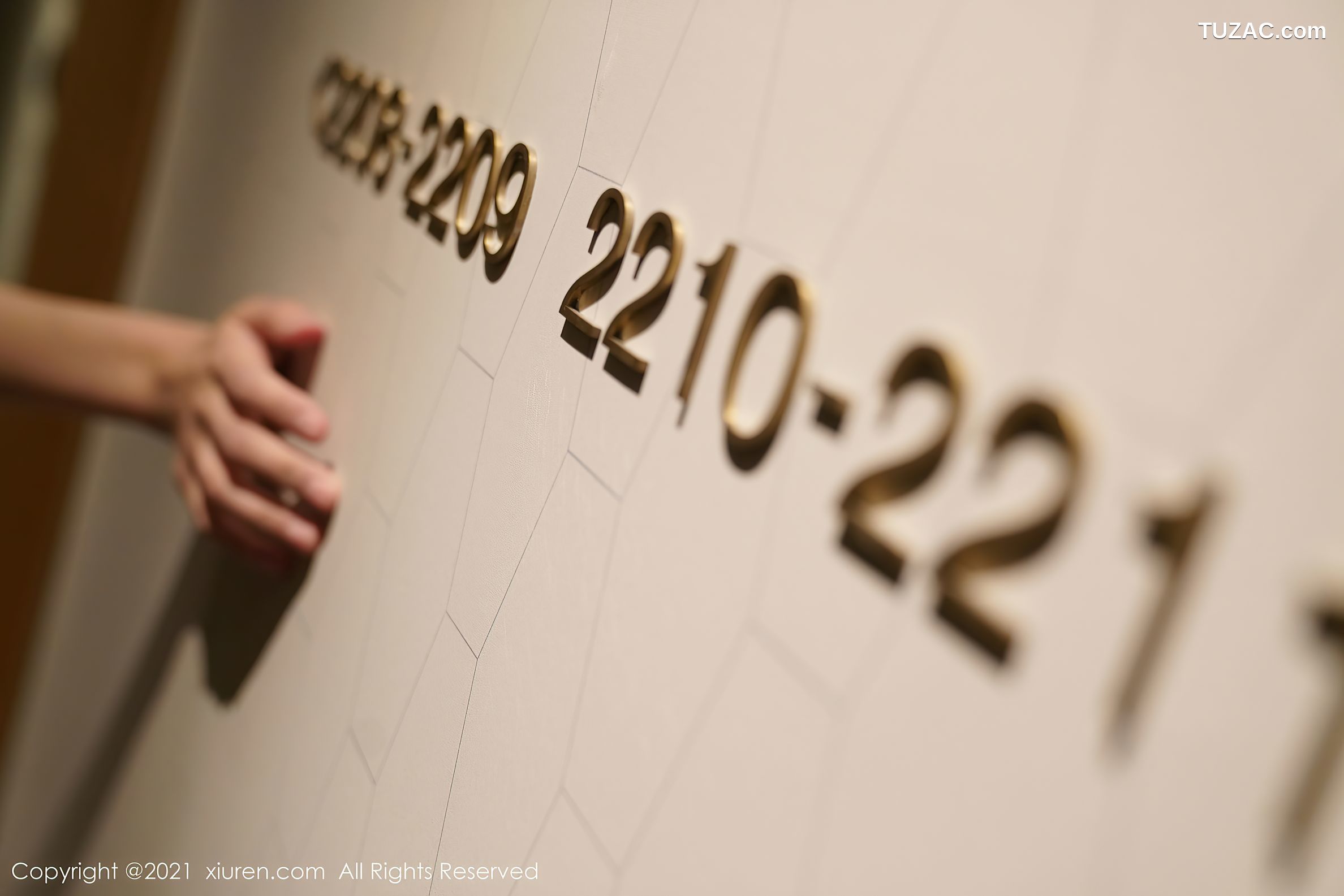 XiuRen秀人网-3546-葛征-北京旅拍-职场制服街拍主题性感内衣-2021.06.16