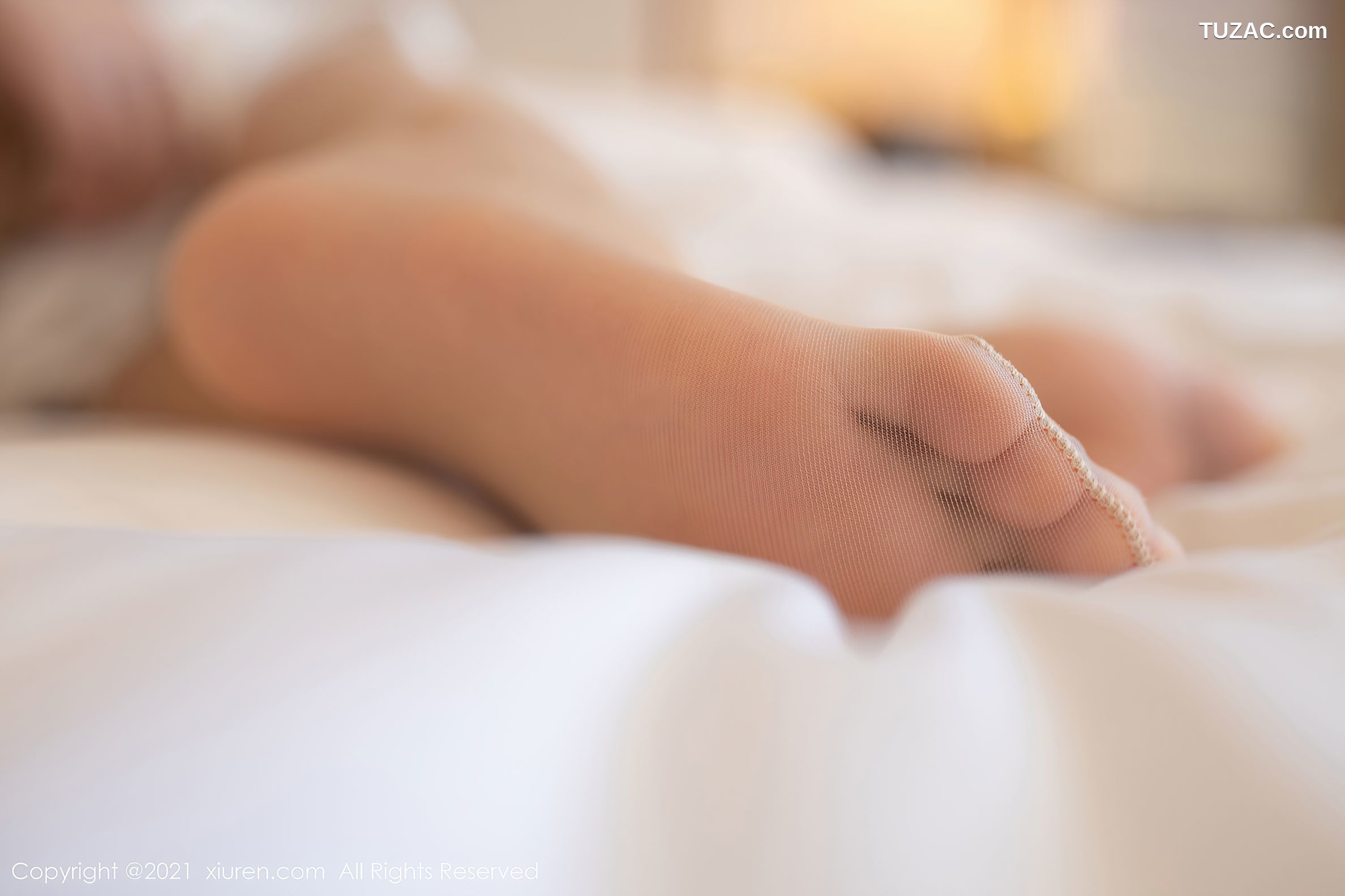 XiuRen秀人网-3549-唐安琪-澳门旅拍-性感白短裤肉丝裤袜翘臀-2021.06.16