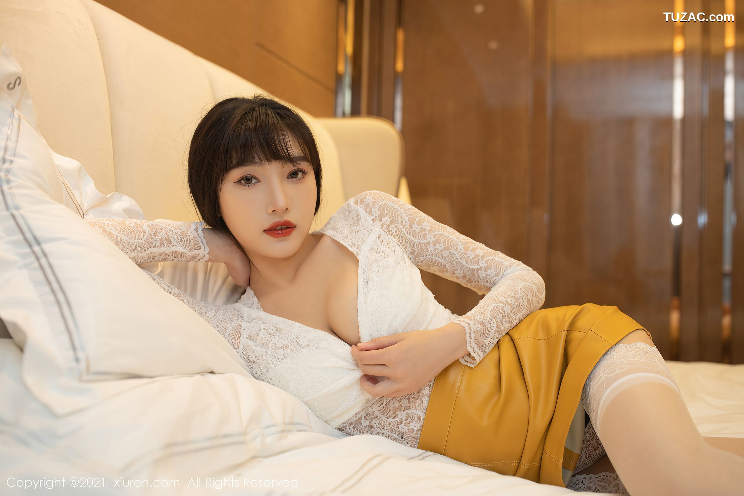 XiuRen秀人网-3556-陆萱萱-成都旅拍-居家女友主题性感内衣蕾丝吊带袜-2021.06.17