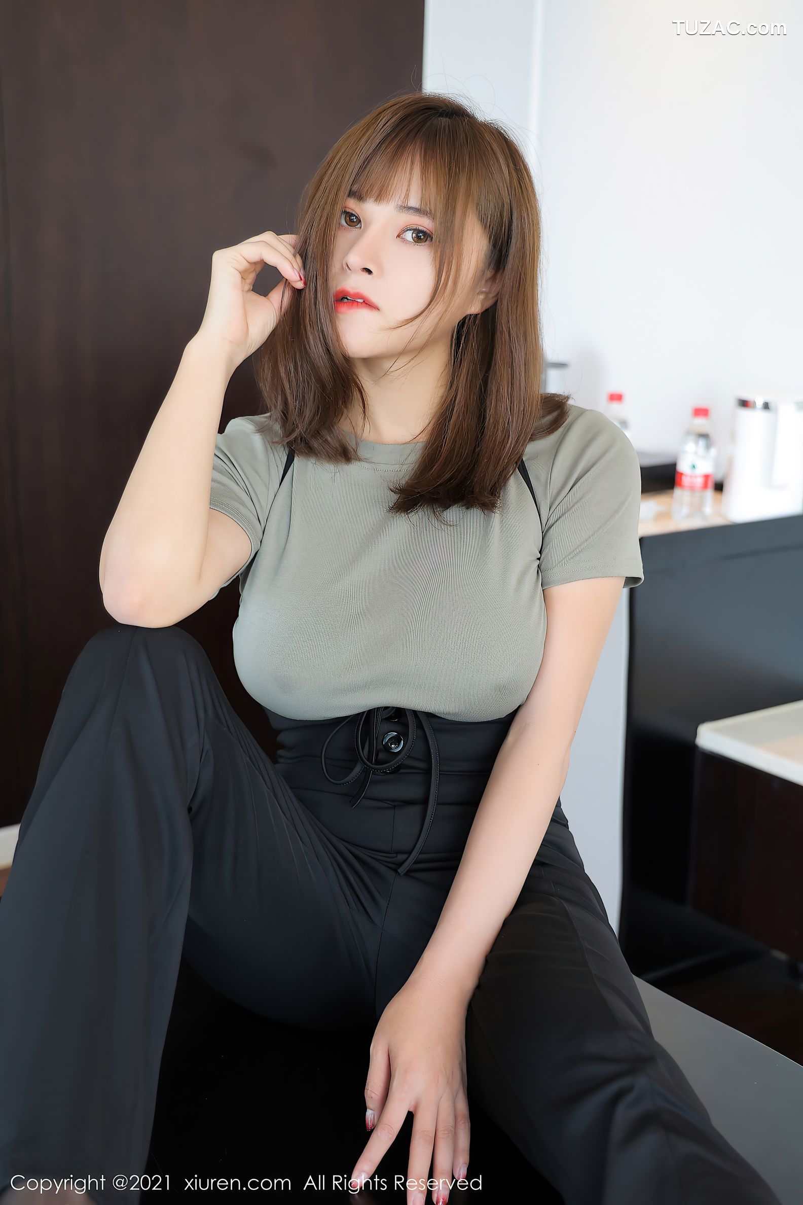 XiuRen秀人网-3557-奈沐子-真空服饰黑丝豪乳-2021.06.18