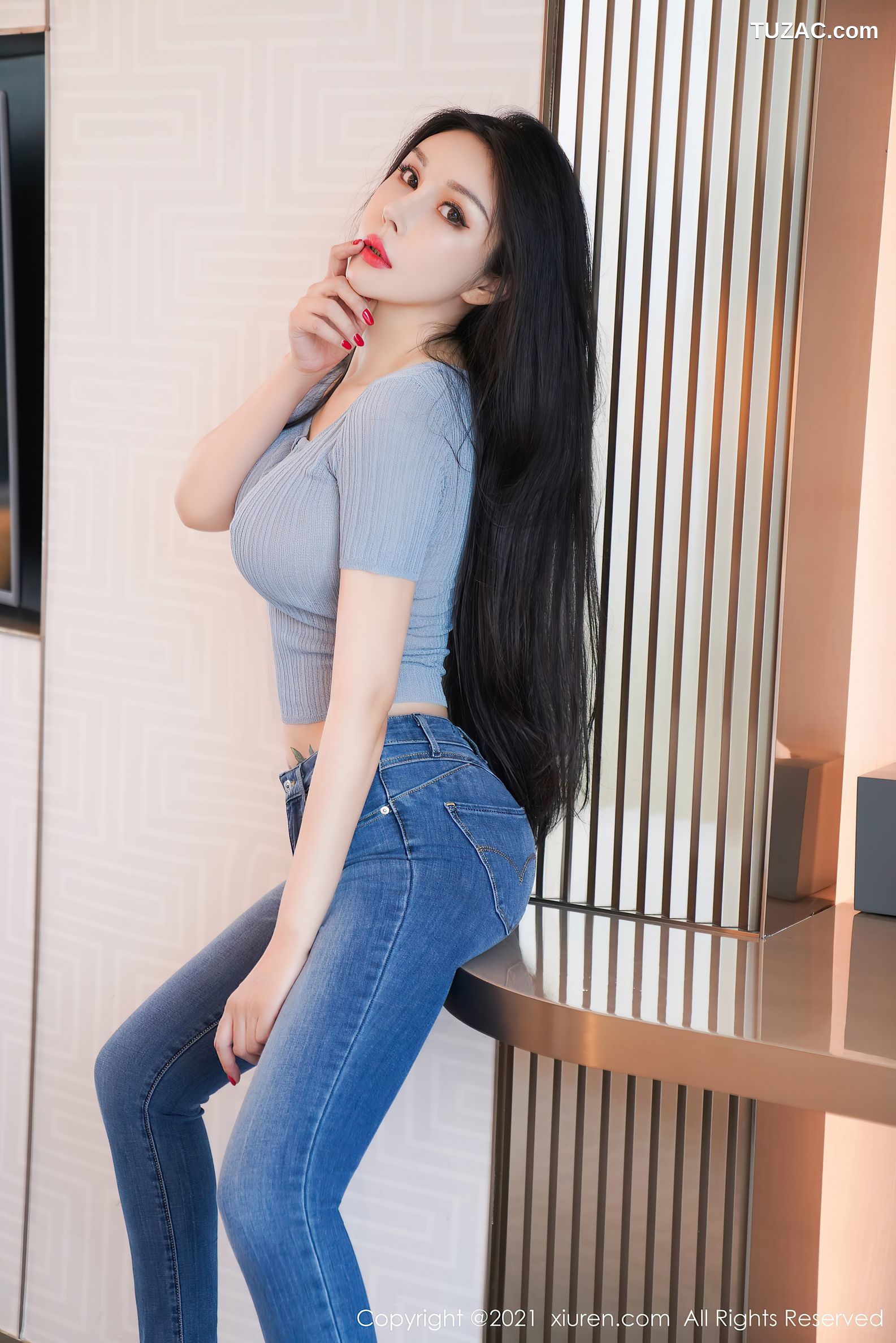 XiuRen秀人网-3580-田冰冰-轻透服饰牛仔裤半撩豪乳半球惹火-2021.06.24