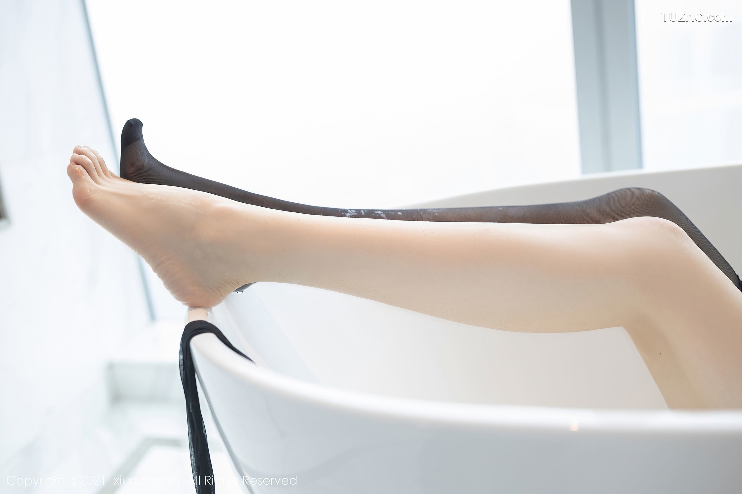 XiuRen秀人网-3631-安然Maleah-绿色情趣主题镂空服饰勾勒-2021.07.06