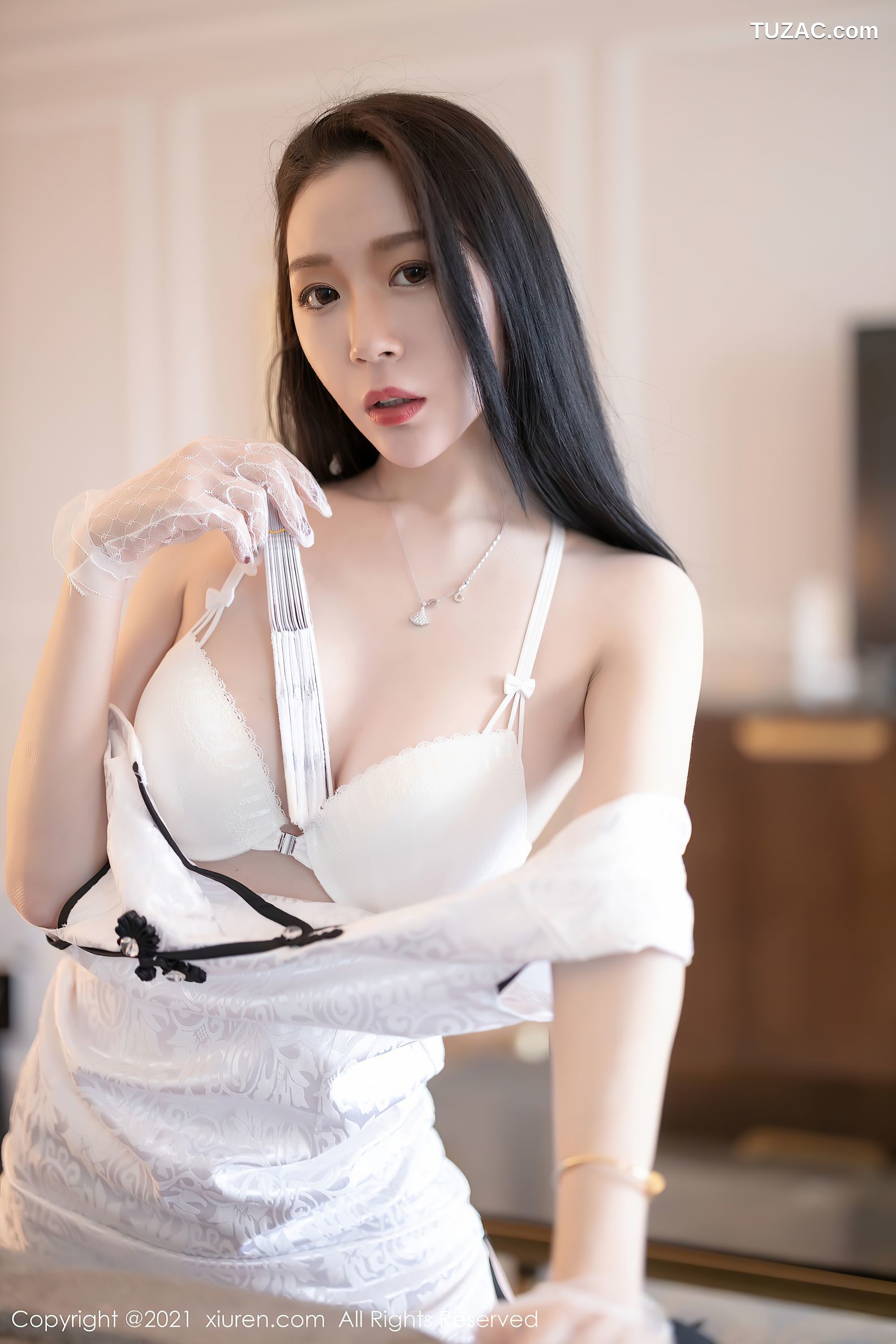 XiuRen秀人网-3638-梦心月-澳门心愿旅拍床上古韵旗袍-2021.07.07