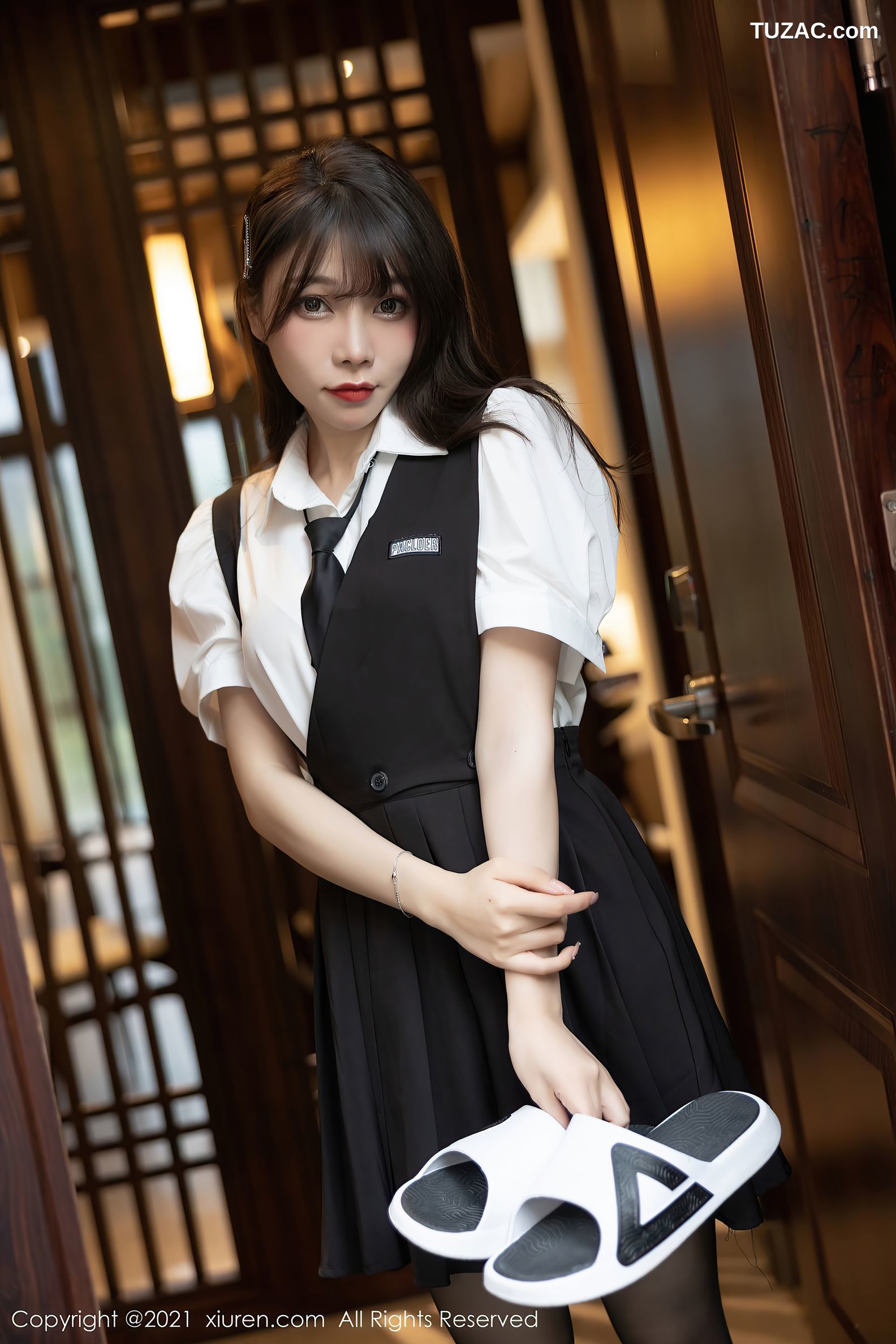 XiuRen秀人网-3643-芝芝Booty-女仆剧情主题黑色内衣白色吊带袜-2021.07.08