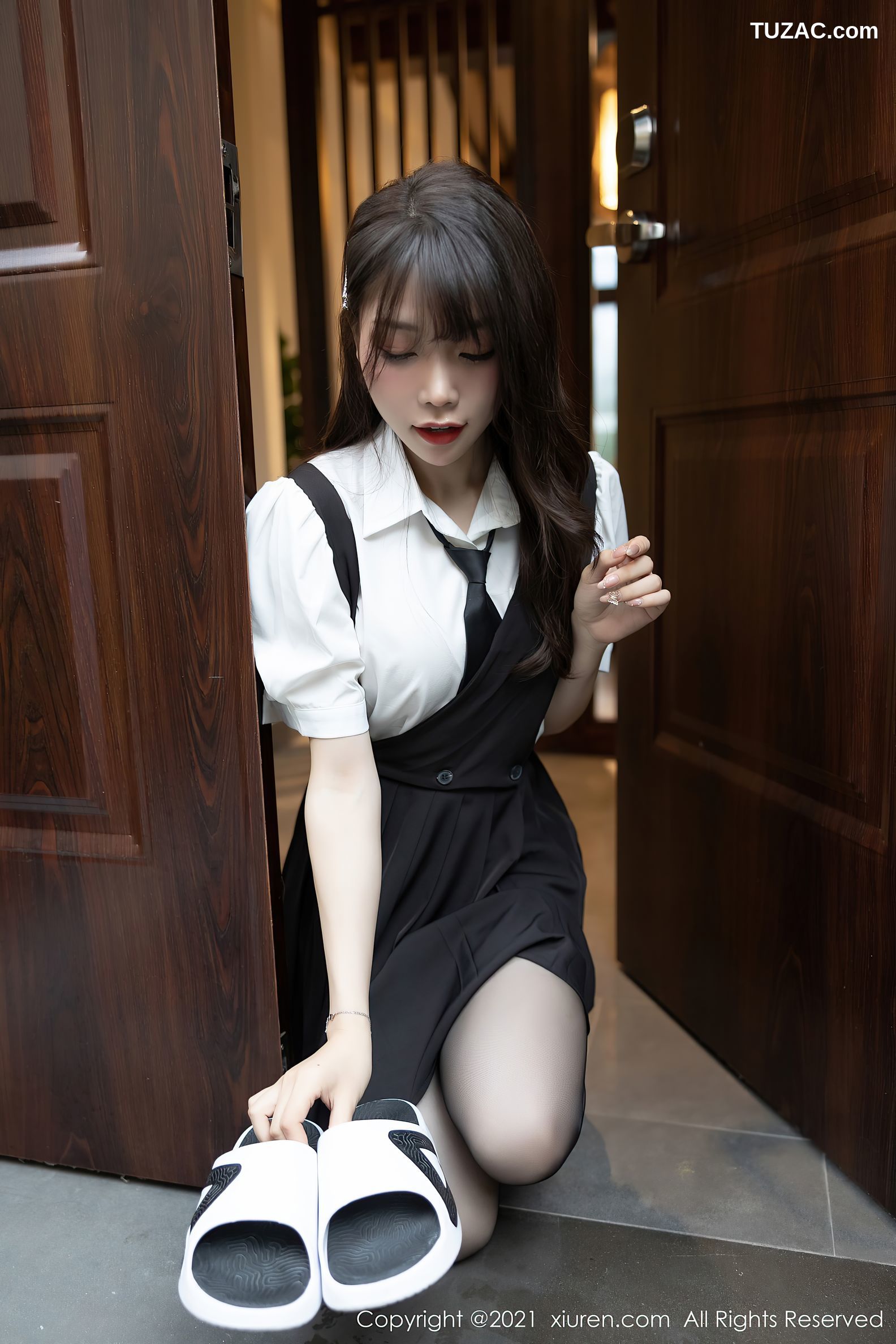 XiuRen秀人网-3643-芝芝Booty-女仆剧情主题黑色内衣白色吊带袜-2021.07.08
