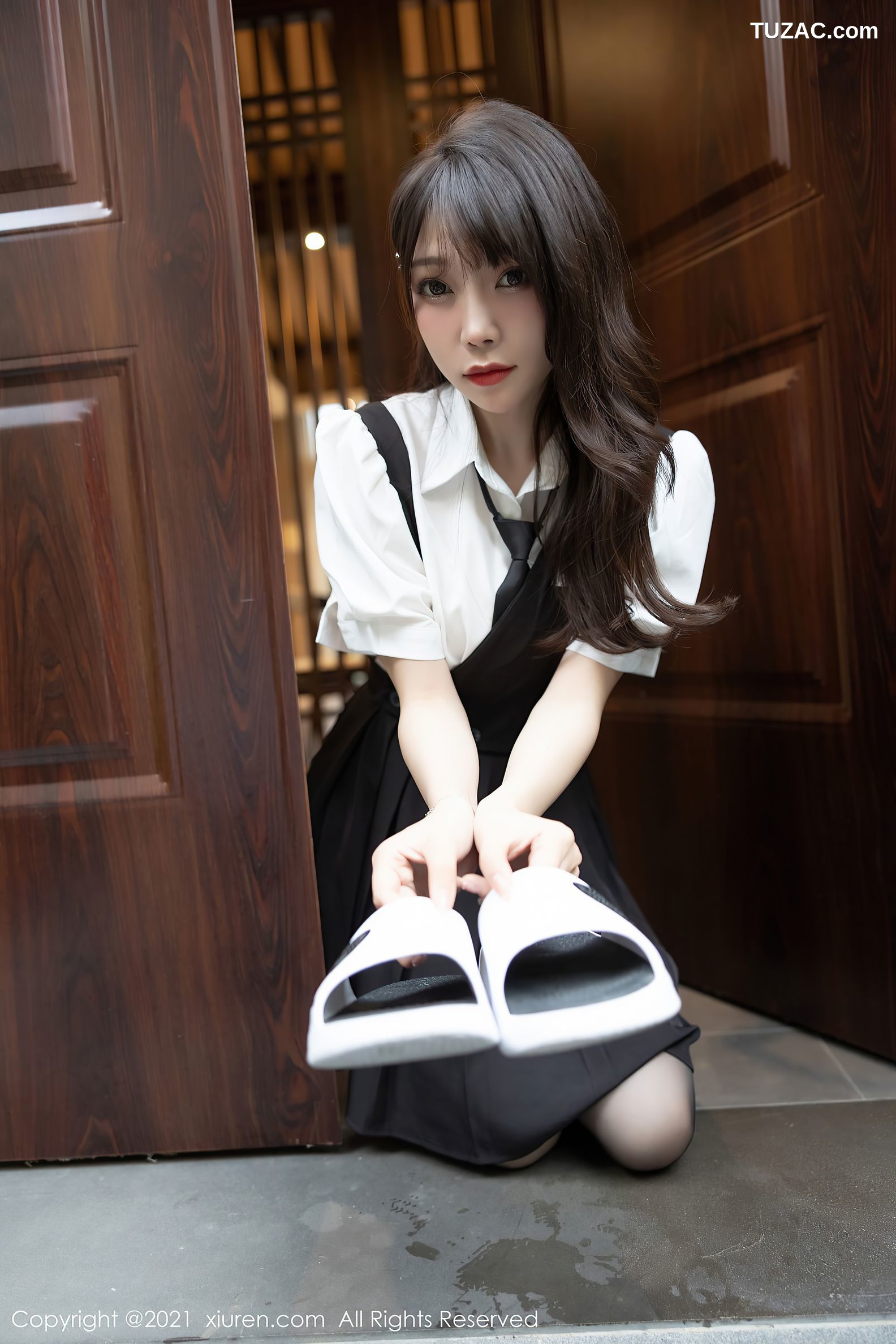 XiuRen秀人网-3643-芝芝Booty-女仆剧情主题黑色内衣白色吊带袜-2021.07.08