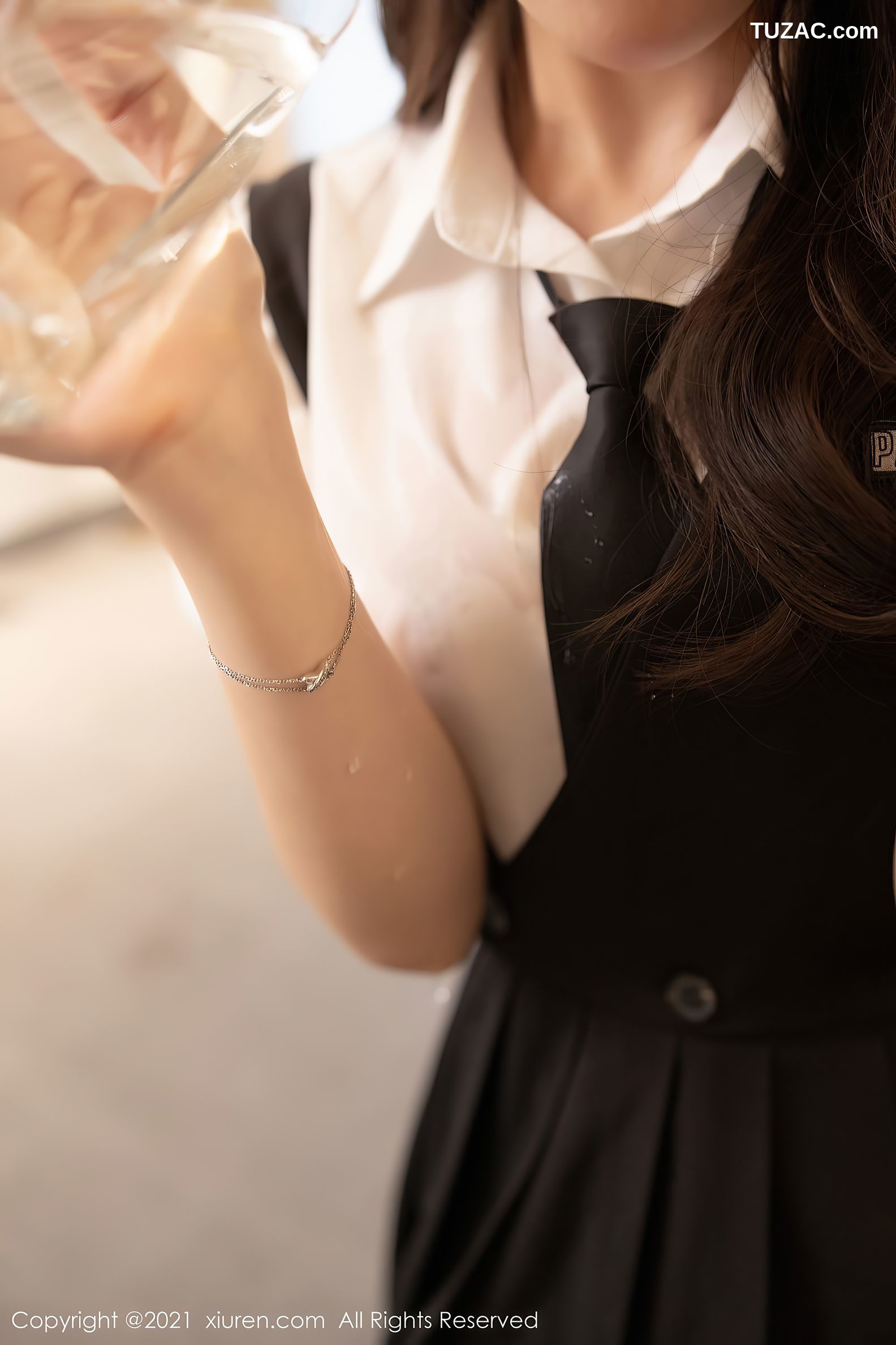 XiuRen秀人网-3643-芝芝Booty-女仆剧情主题黑色内衣白色吊带袜-2021.07.08